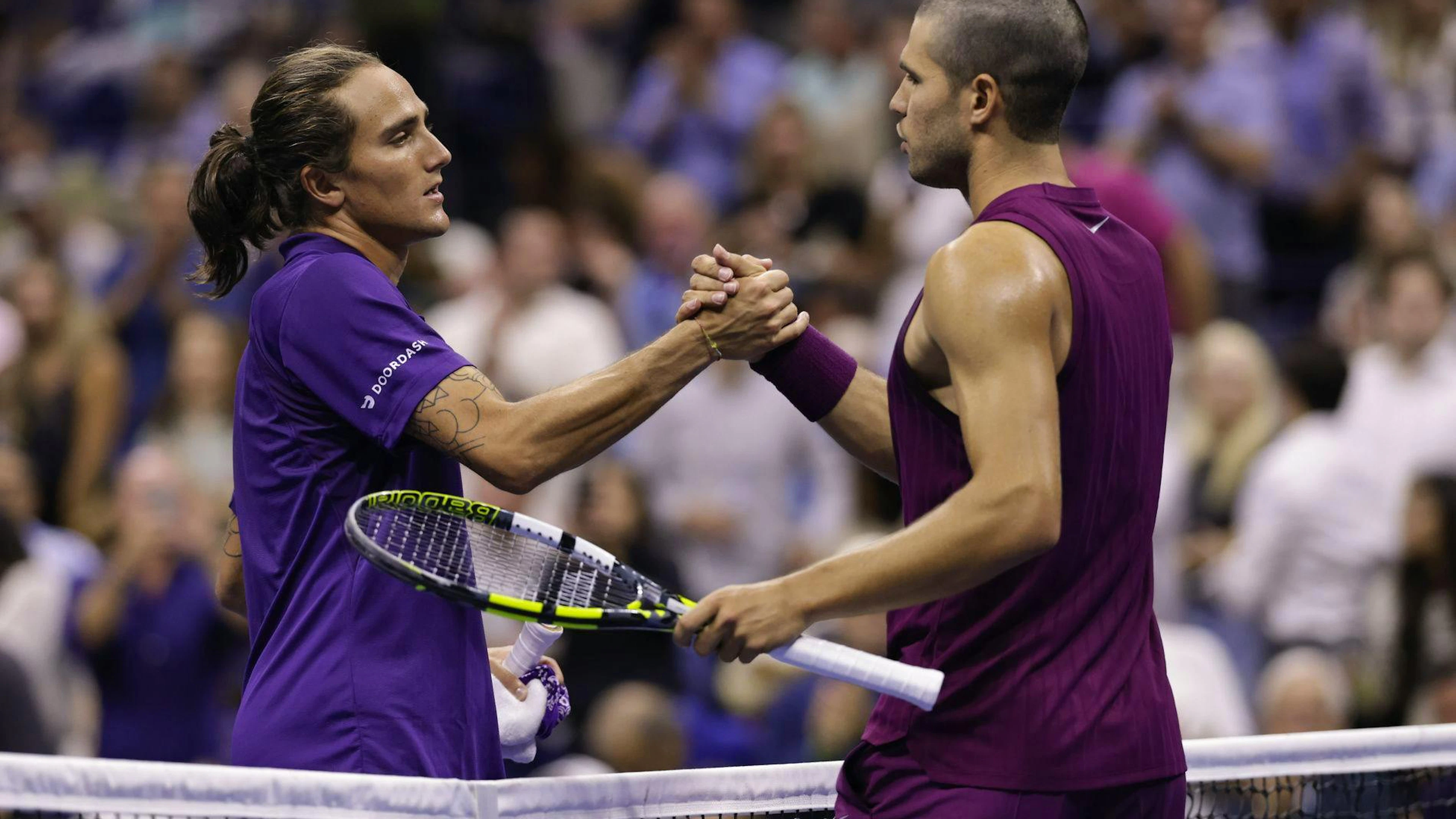 Carlos Alcaraz(destra) saluta lo sconfitto Mattia Bellucci al secondo turno degli US Open 2025.