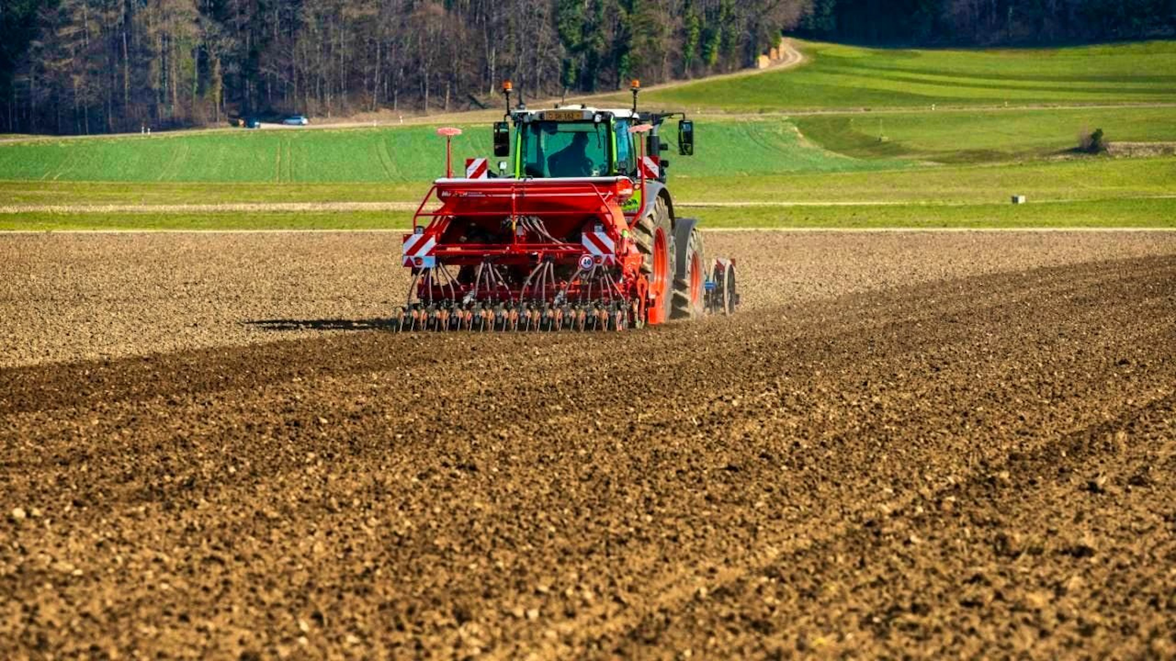 Two young men are accused of stealing tractors and other agricultural machinery in western Switzerland and taking some of them to France. They were arrested in Fribourg. (symbolic image)