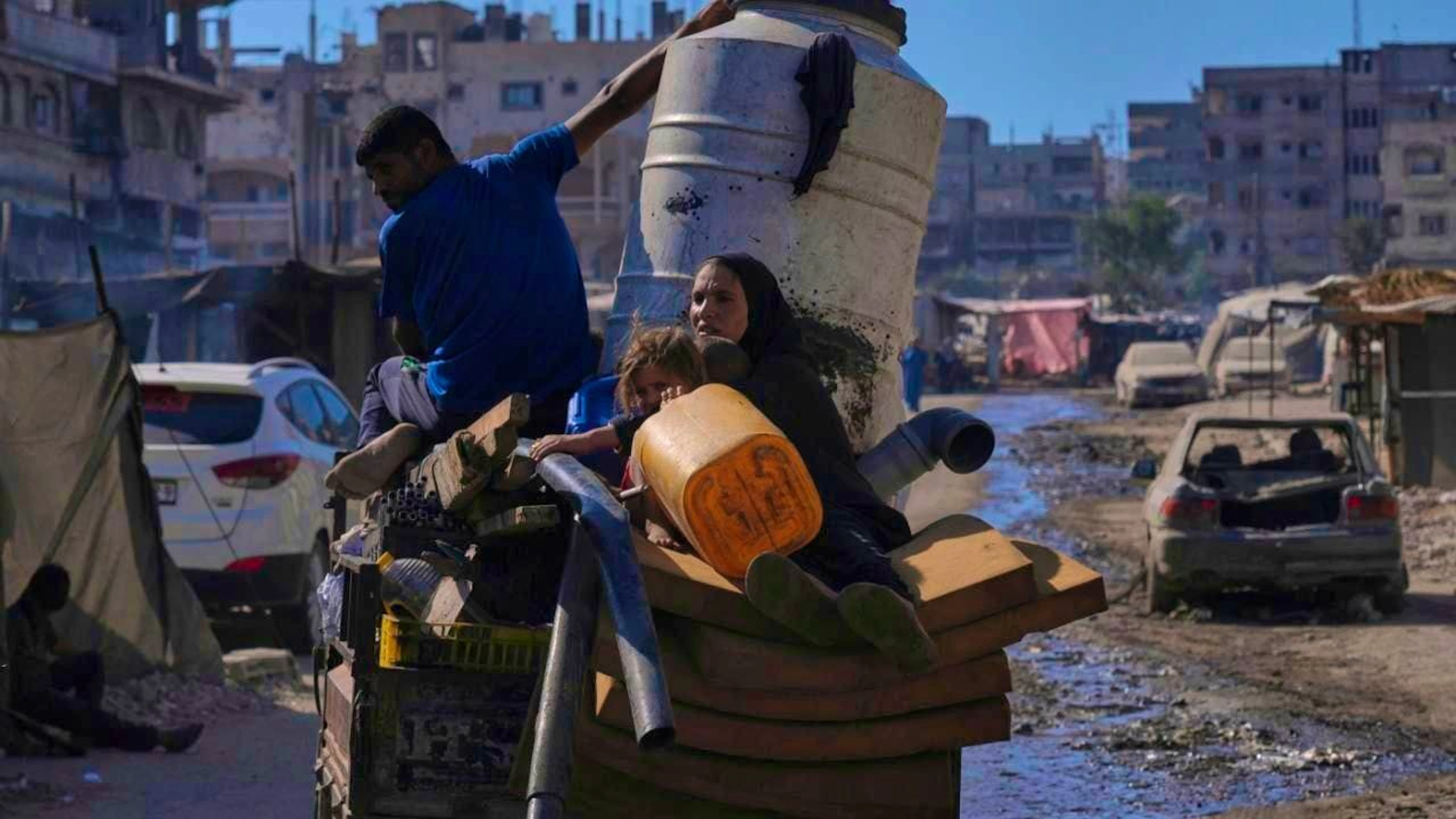 Displaced Palestinians fleeing the northern Gaza Strip drive along a road with their belongings. Photo: Abdel Kareem Hana/AP/dpa