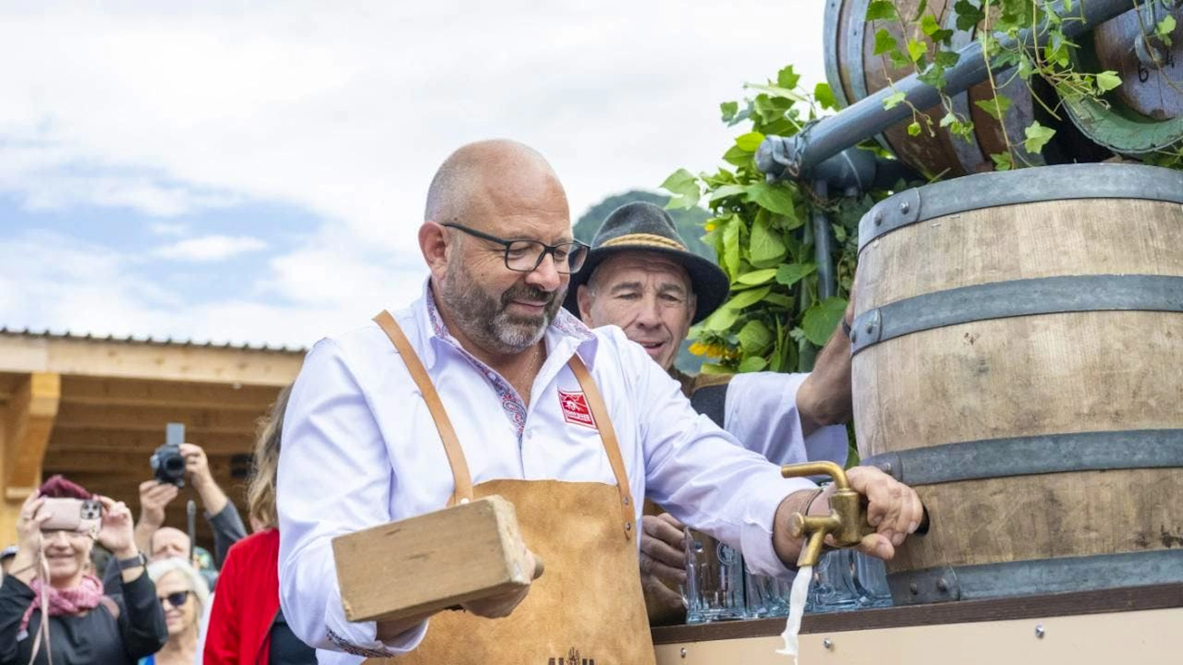 Jakob Kamm, der OK-Präsident des Eidgenössischen Schwing- und Älplerfests (ESAF) sticht zur offiziellen Eröffnung ein Bierfass an.