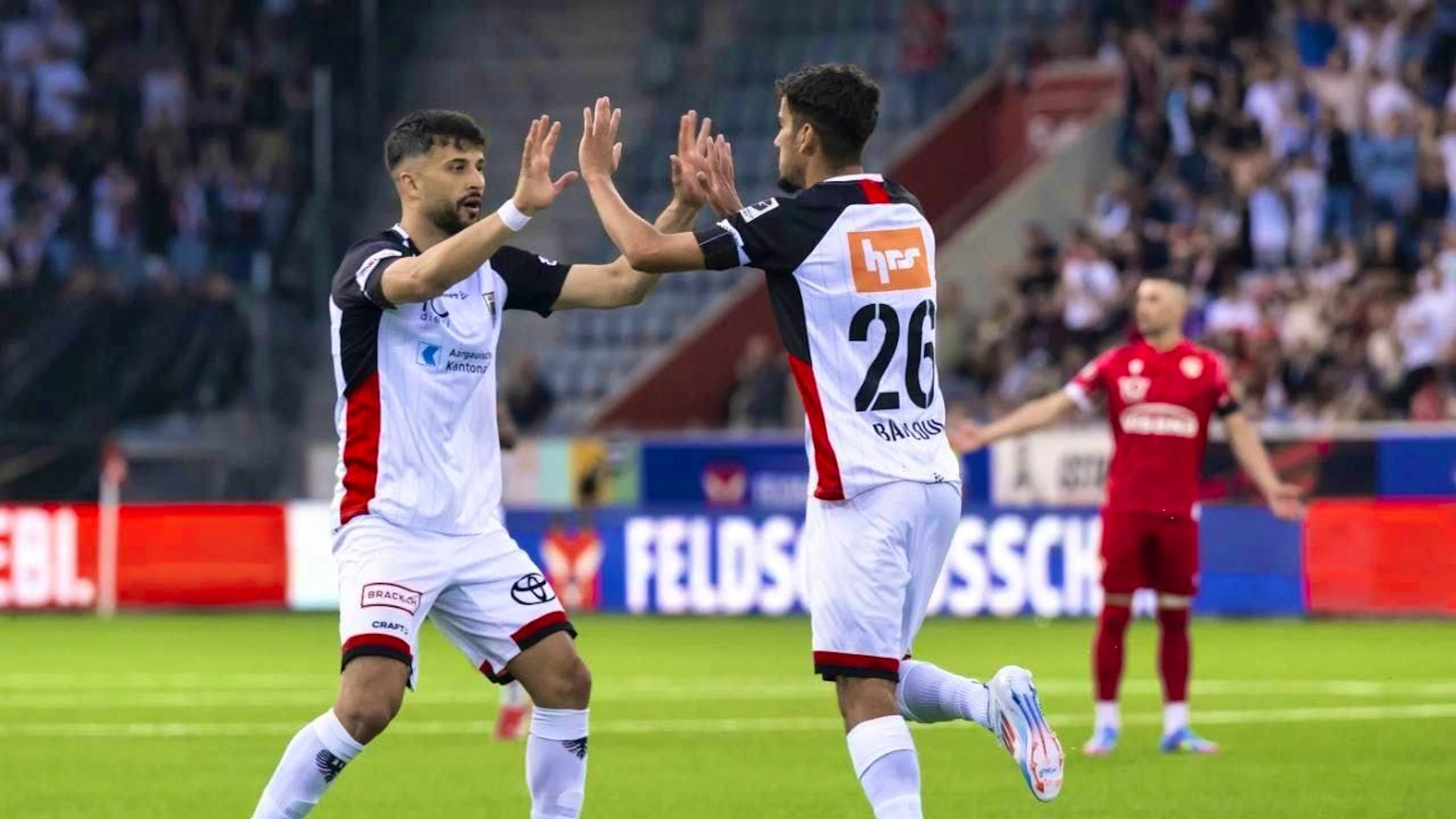 Unstoppable: FC Aarau with top scorer Valon Fazliu (right)