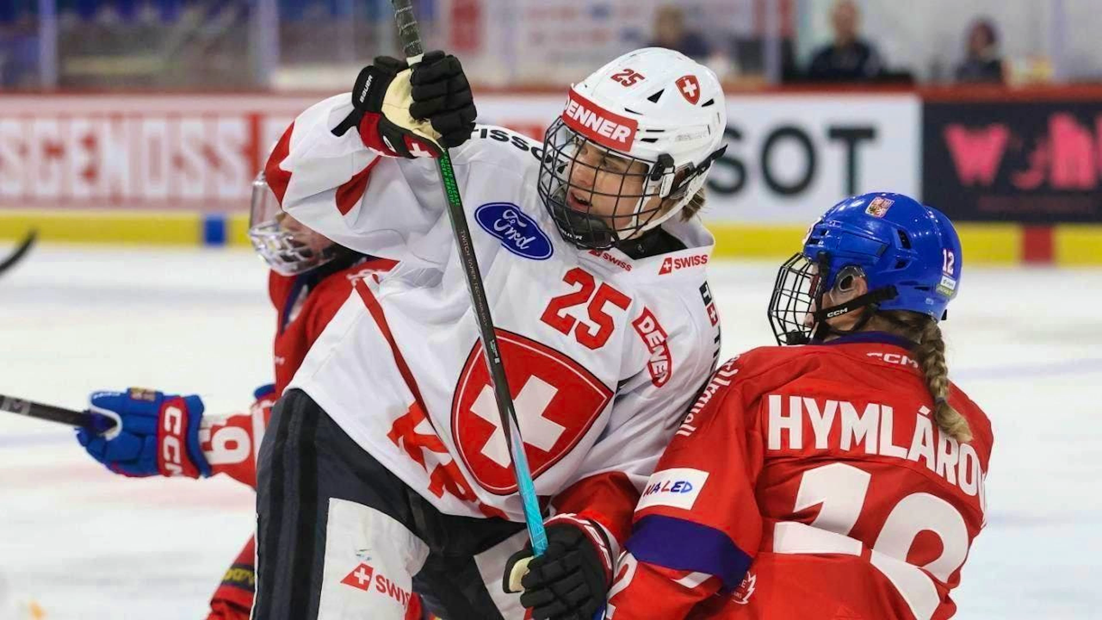Alina Müller (No. 25) was involved in all three Swiss goals against the Czech Republic