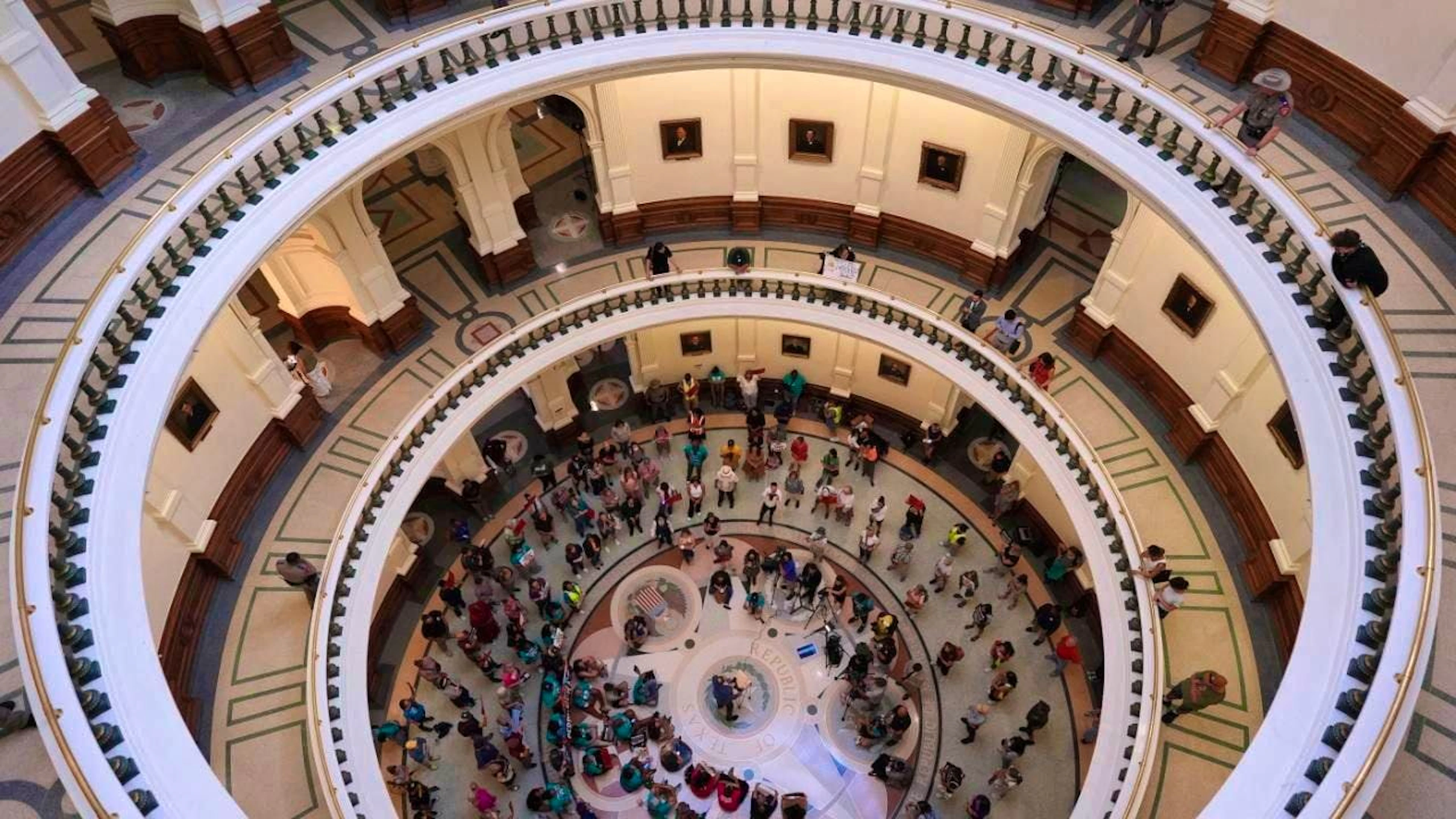 ARCHIVE - Protesters gather in the rotunda outside the House of Representatives chamber at the Texas Capitol. Photo: Eric Gay/AP/dpa/Archive image