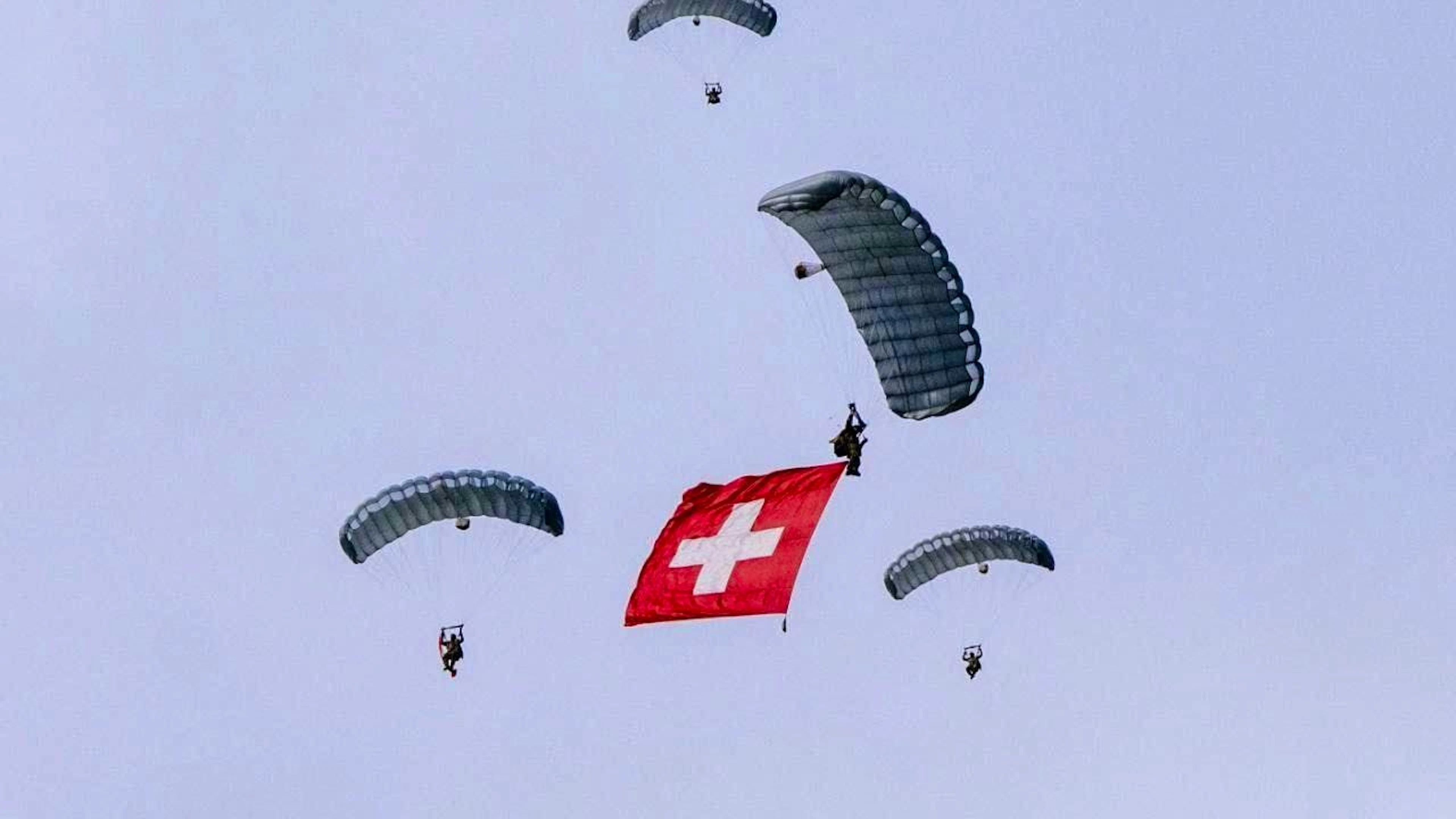 Even without the Patrouille Suisse, there was a Swiss Army spectacle in the skies above the ESAF grounds in Mollis GL.