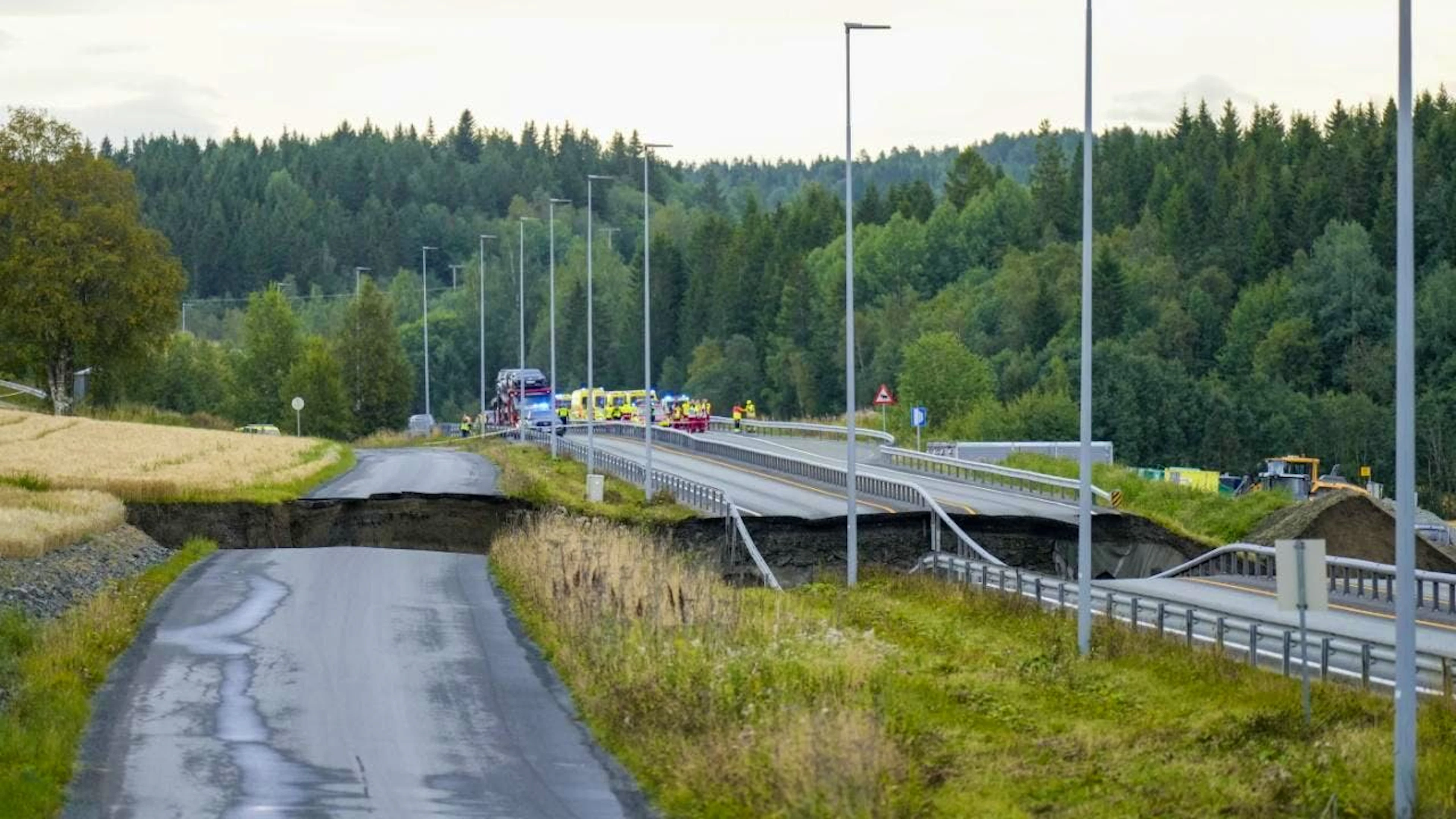 Il varco apertosi sull'autostrada E6 in Norvegia nei pressi di Levanger.