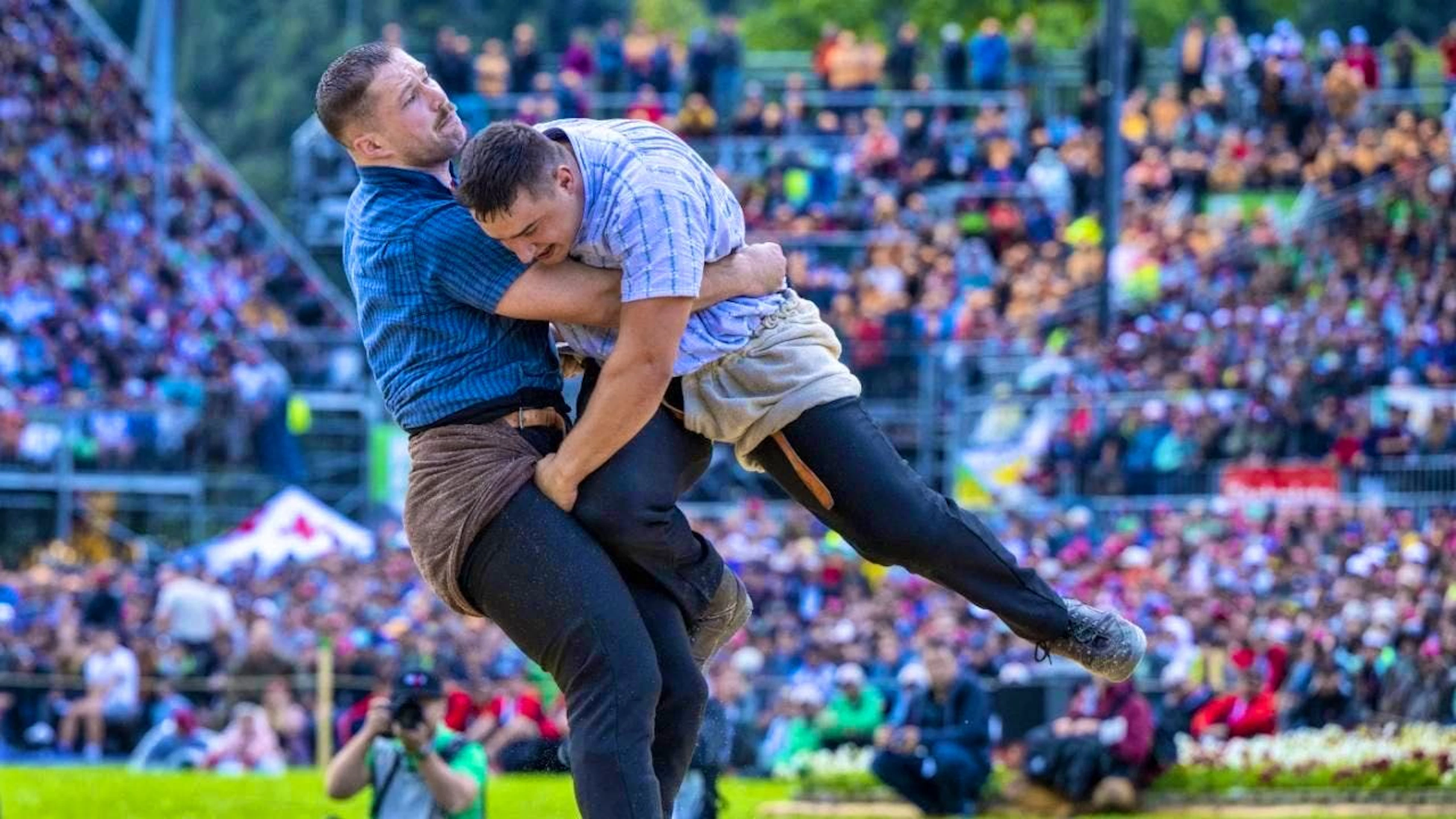Schlegel (right) against Fabian Staudenmann from Bern