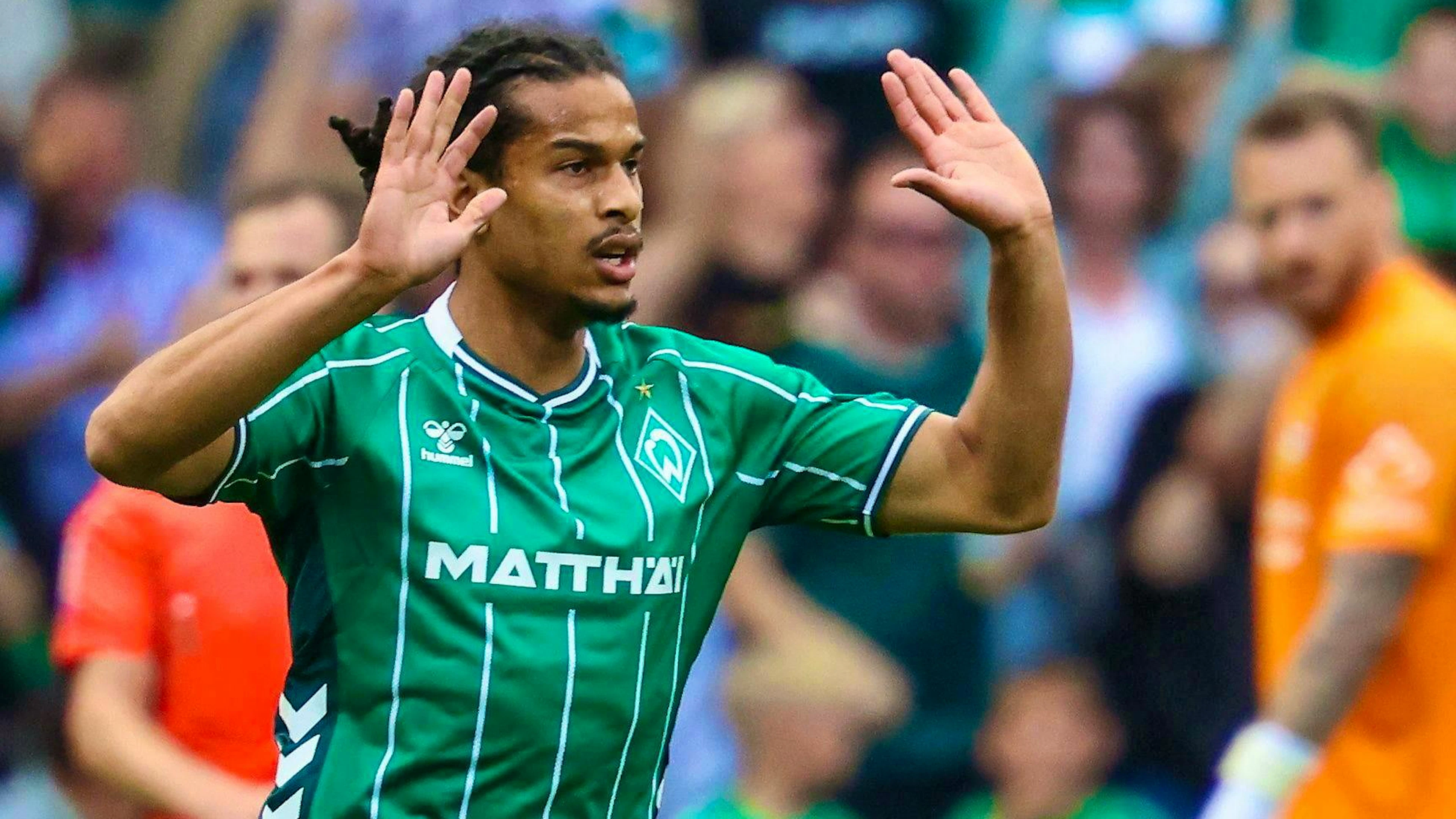 Nati defender Isaac Schmidt scores for Werder Bremen in the 2:3 draw against Leverkusen.
