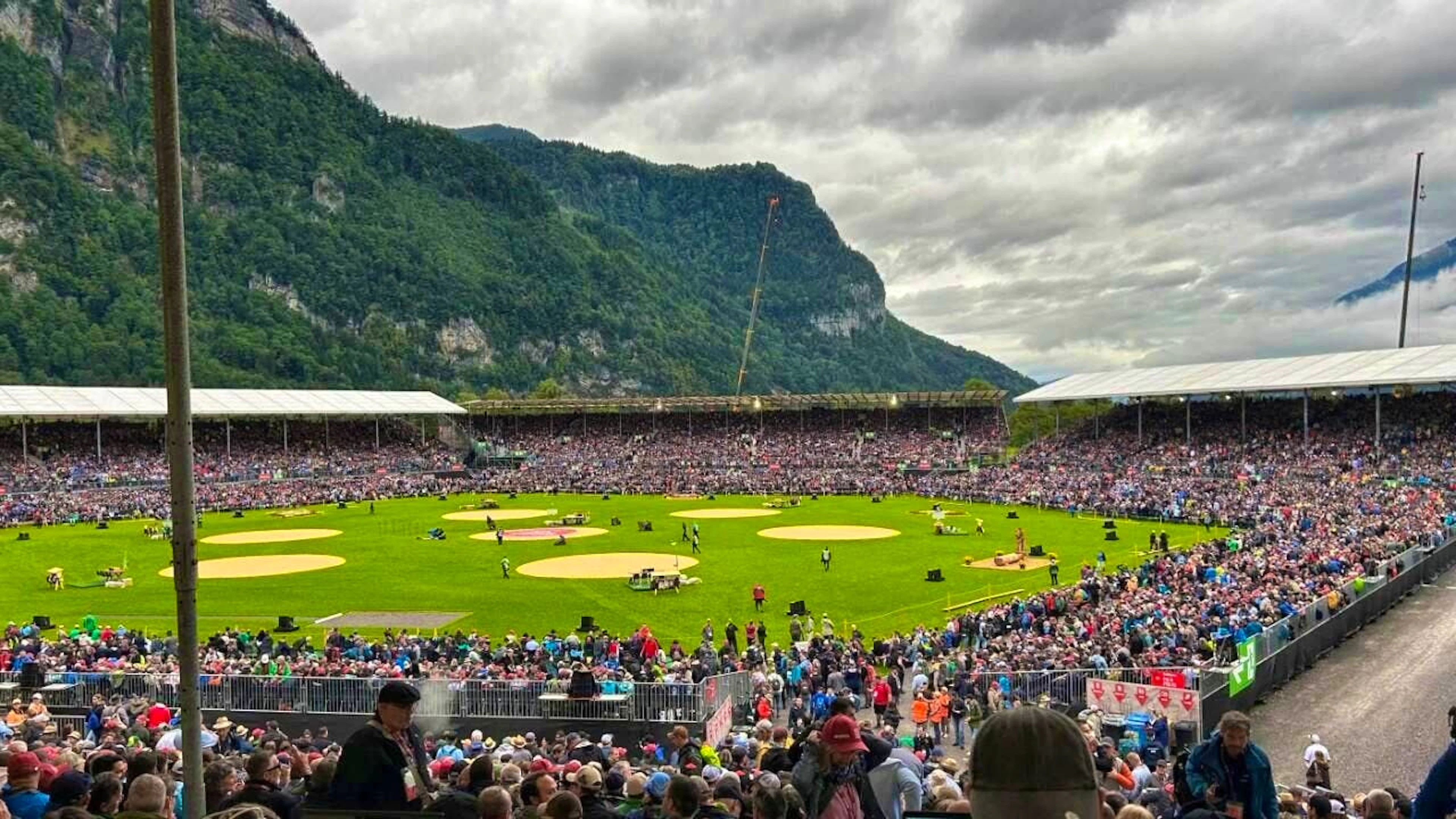 56,500 spectators applauded the wrestlers entering the Glarnerland Arena at the ESAF Glarnerland +.