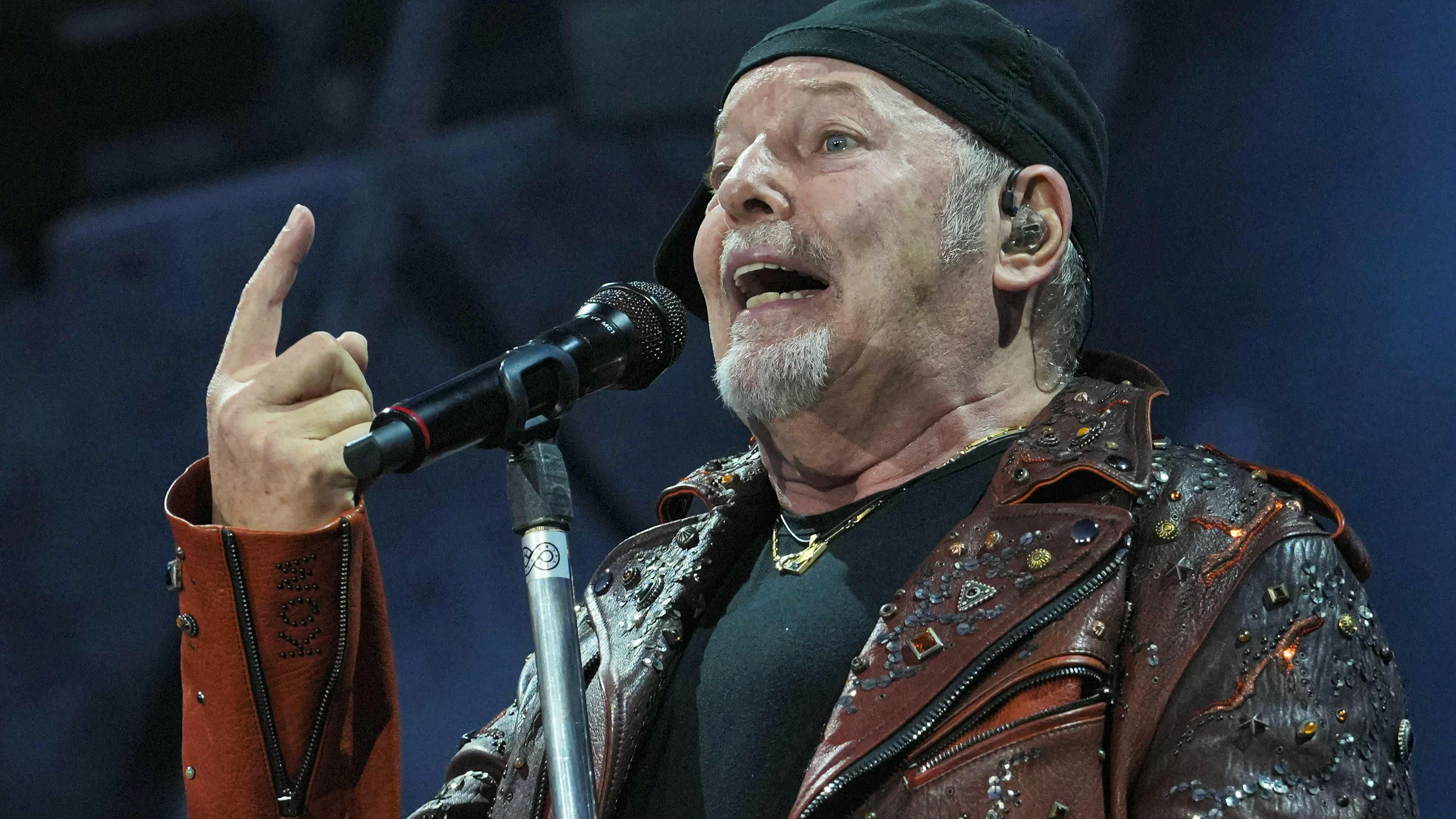 Vasco Rossi durante un concerto.