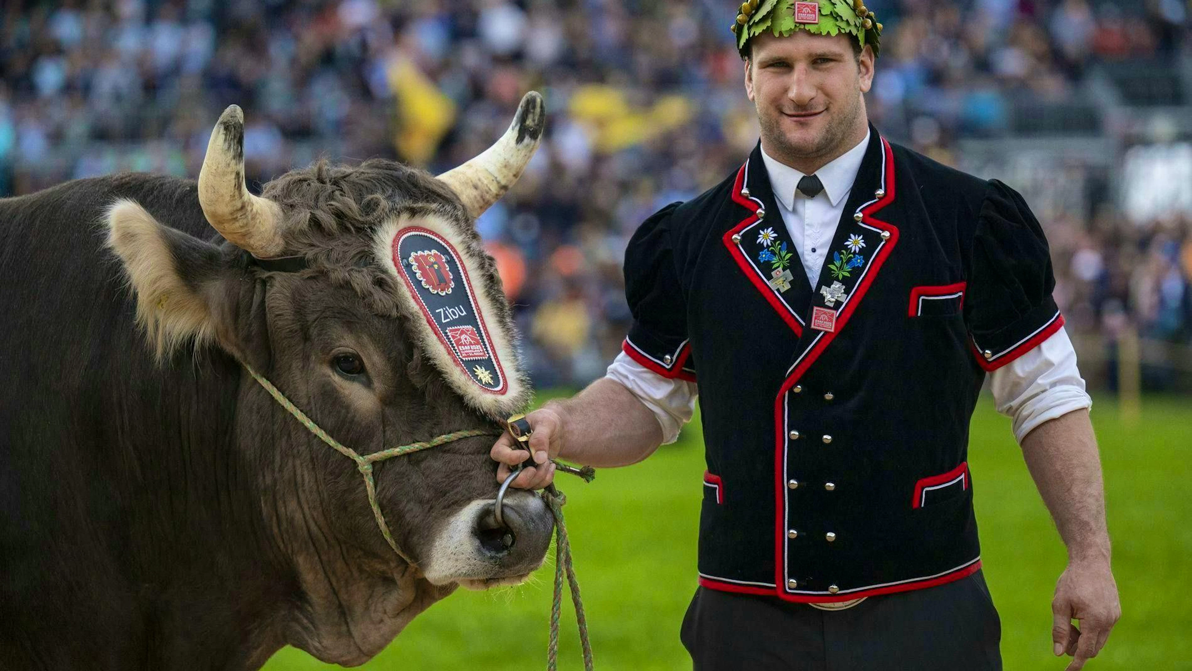 Orlik poses with the winning muni Zibu.