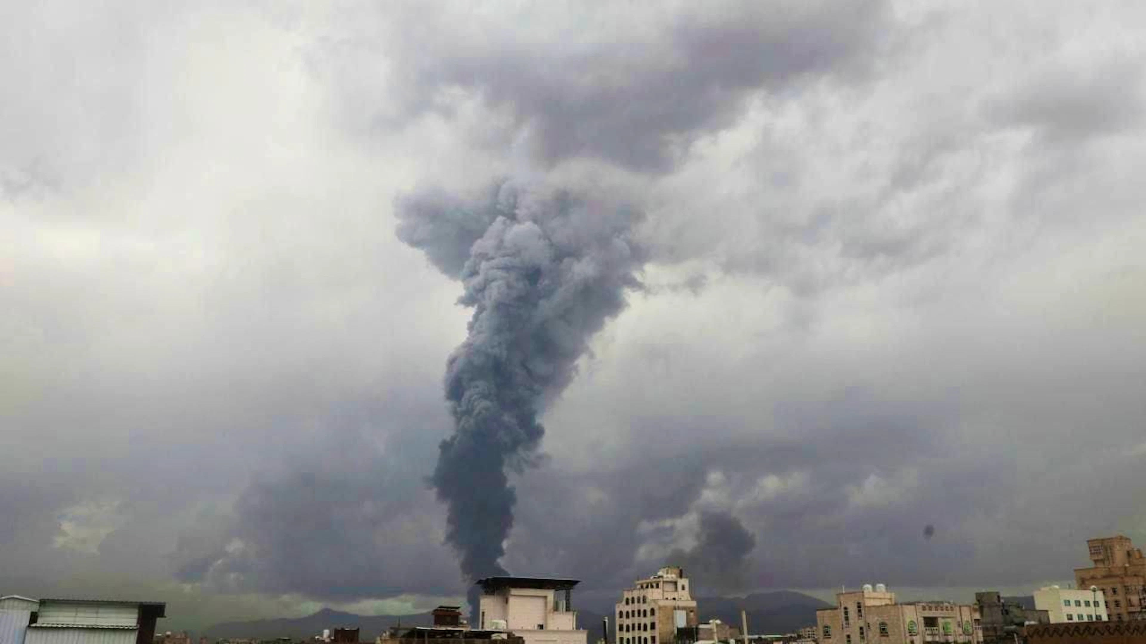 Clouds of smoke can be seen over several areas in Sanaa after Israeli airstrikes. Photo: Osamah Abdulrahman/AP/dpa