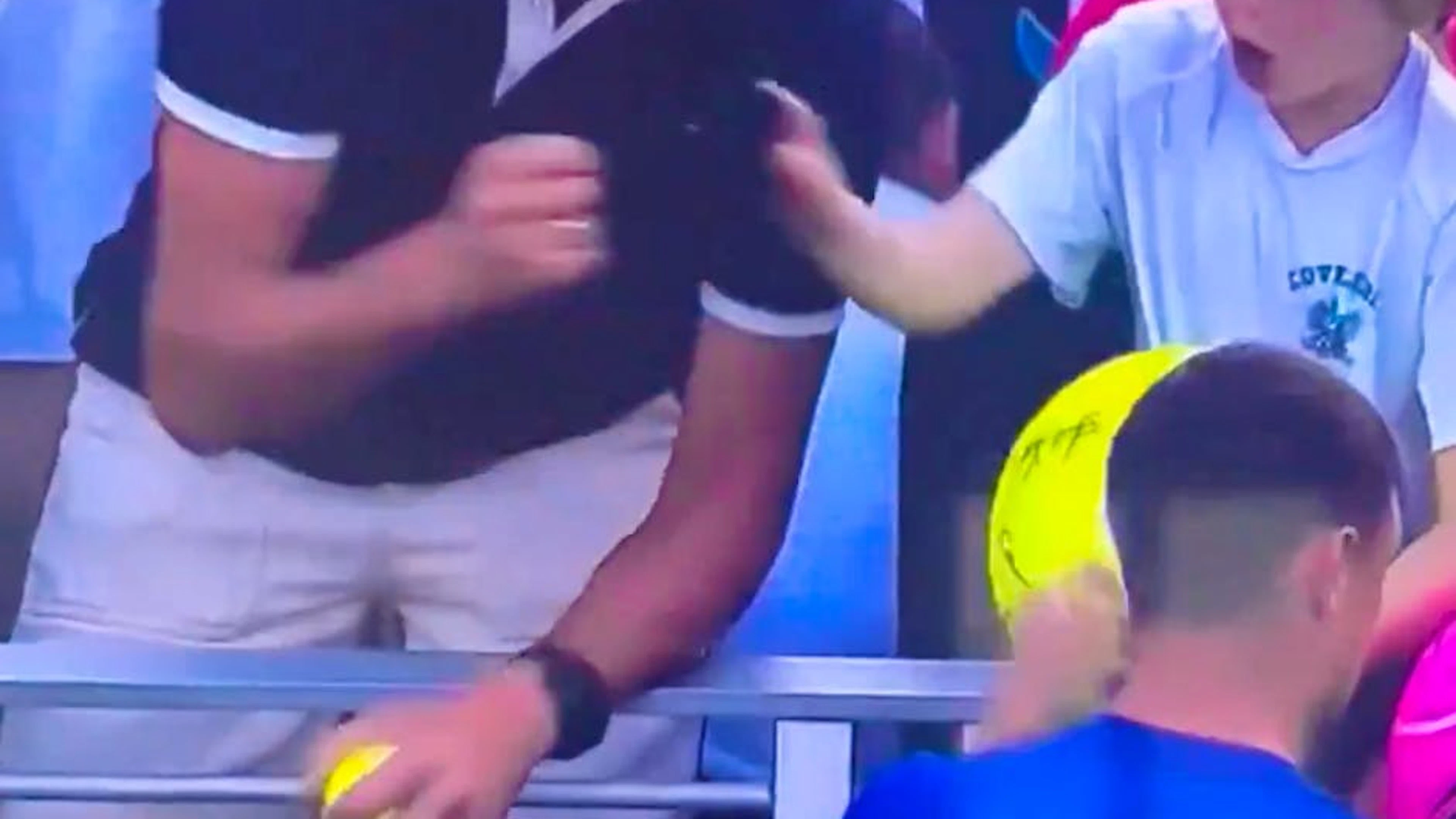 Ein Erwachsener, der einem Kind ein vom polnischen Tennisprofi Kamil Majchrzak signiertes Cap aus der Hand reisst, ist schon erbärmlich genug. Umso mehr, wenn der Täter Millionär ist.