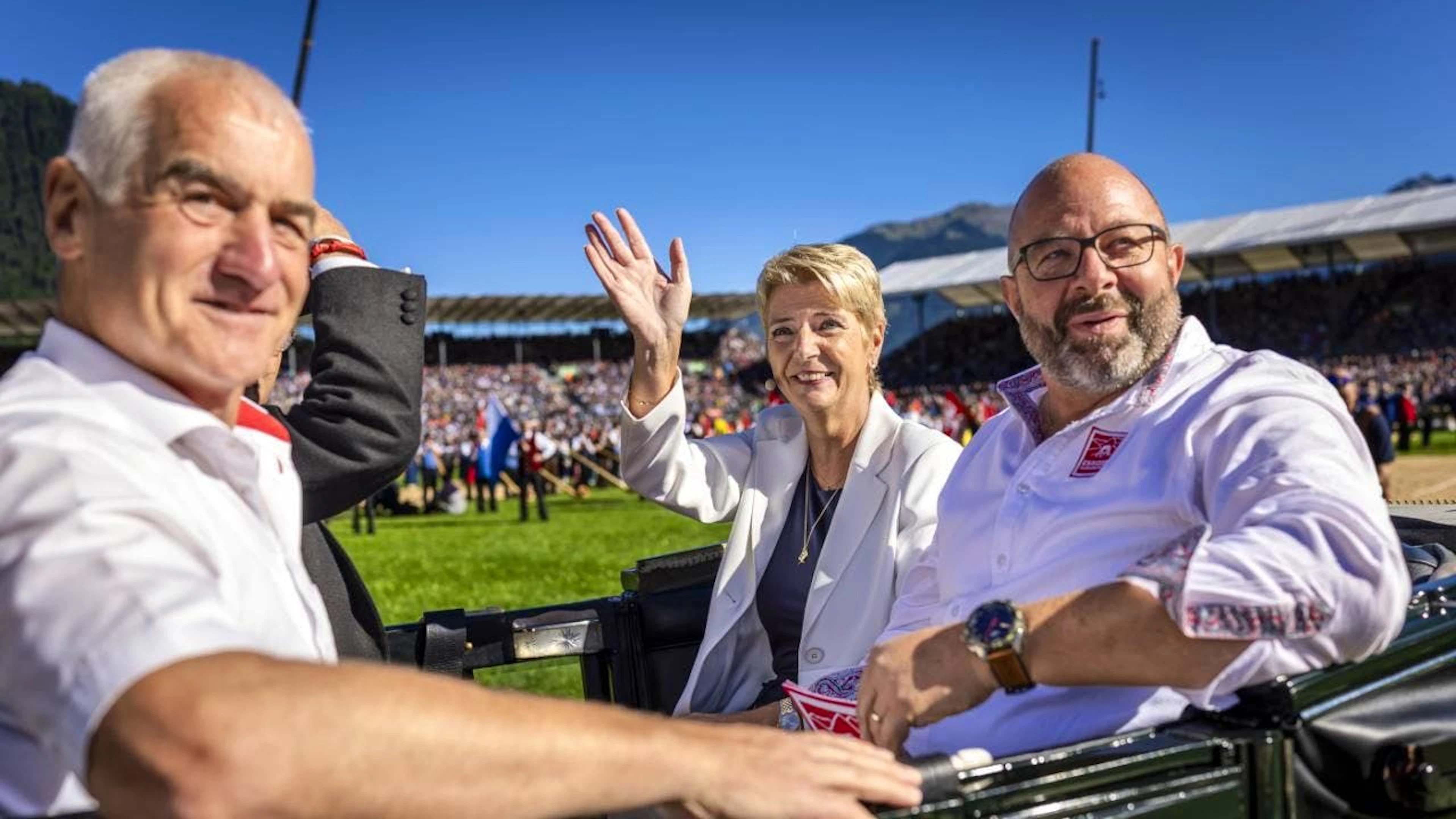 Der Obmann des Eidgenössischen Schwingerverbands, Markus Lauener, Bundespräsidentin Karin Keller-Sutter und der OK-Präsident des ESAF Glarnerland, Jakob Kamm, (von links) beim Festakt in Mollis.
