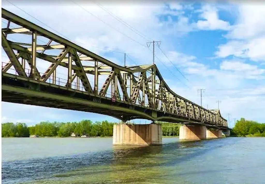 Swiss cruise ship rams bridge in Vienna