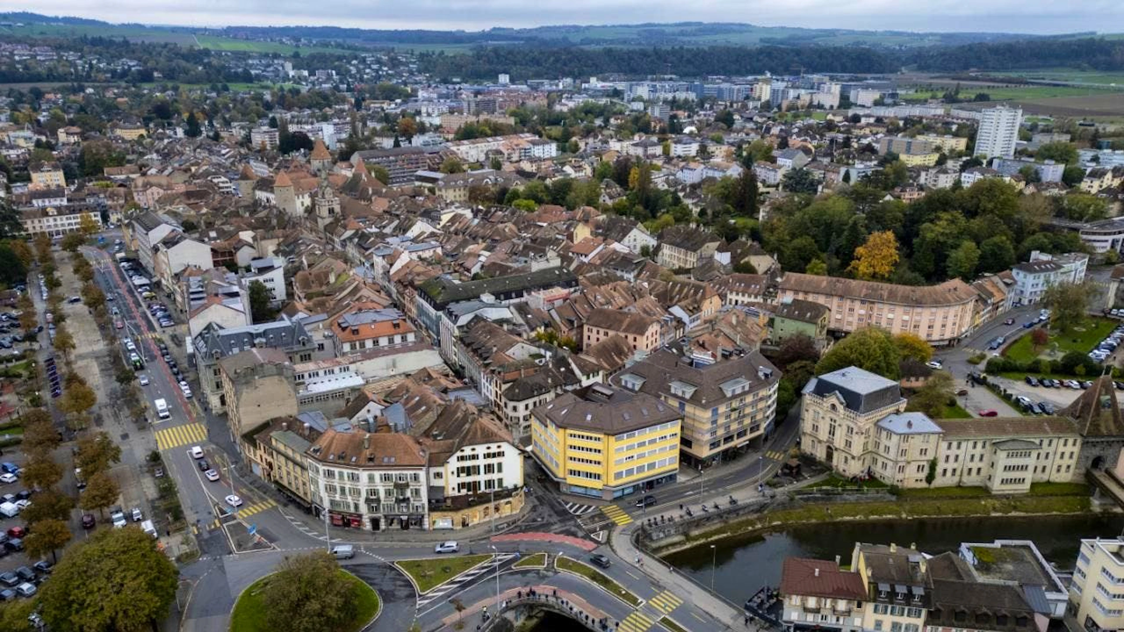 Una foto aerea del centro di Yverdon