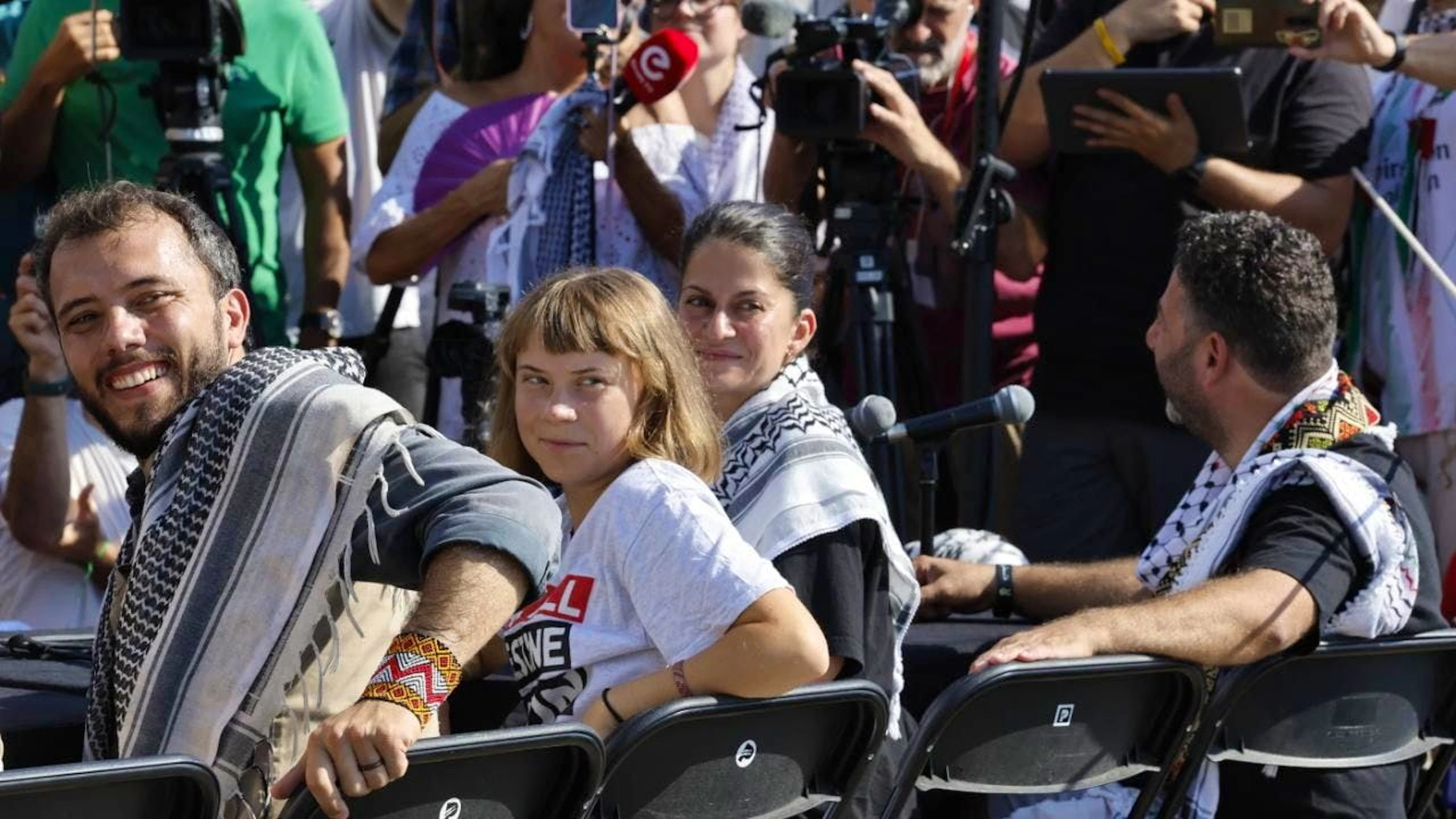 Anche Greta Thunberg (qui in una foto scattata prima della partenza da Barcellona) si trova su una delle imbarcazioni della Global Sumud Flotilla.