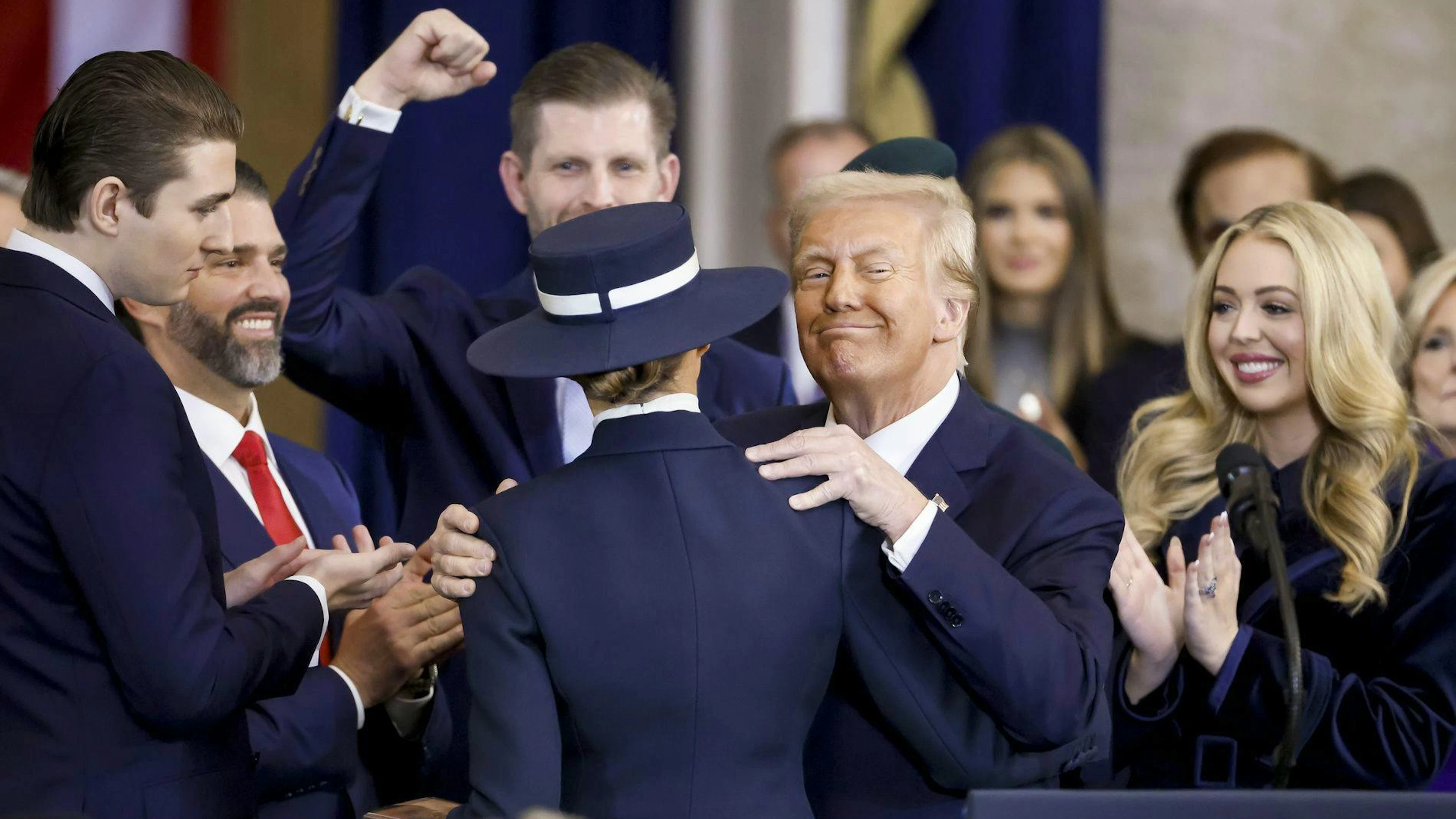 Die Gründer von <em>World Liberty Financial</em>: (von links) Barron, Donald Jr. und Eric Trump mit ihrem Vater und First Lady Melania sowie Tiffany Trump am 20. Januar in Wahington.