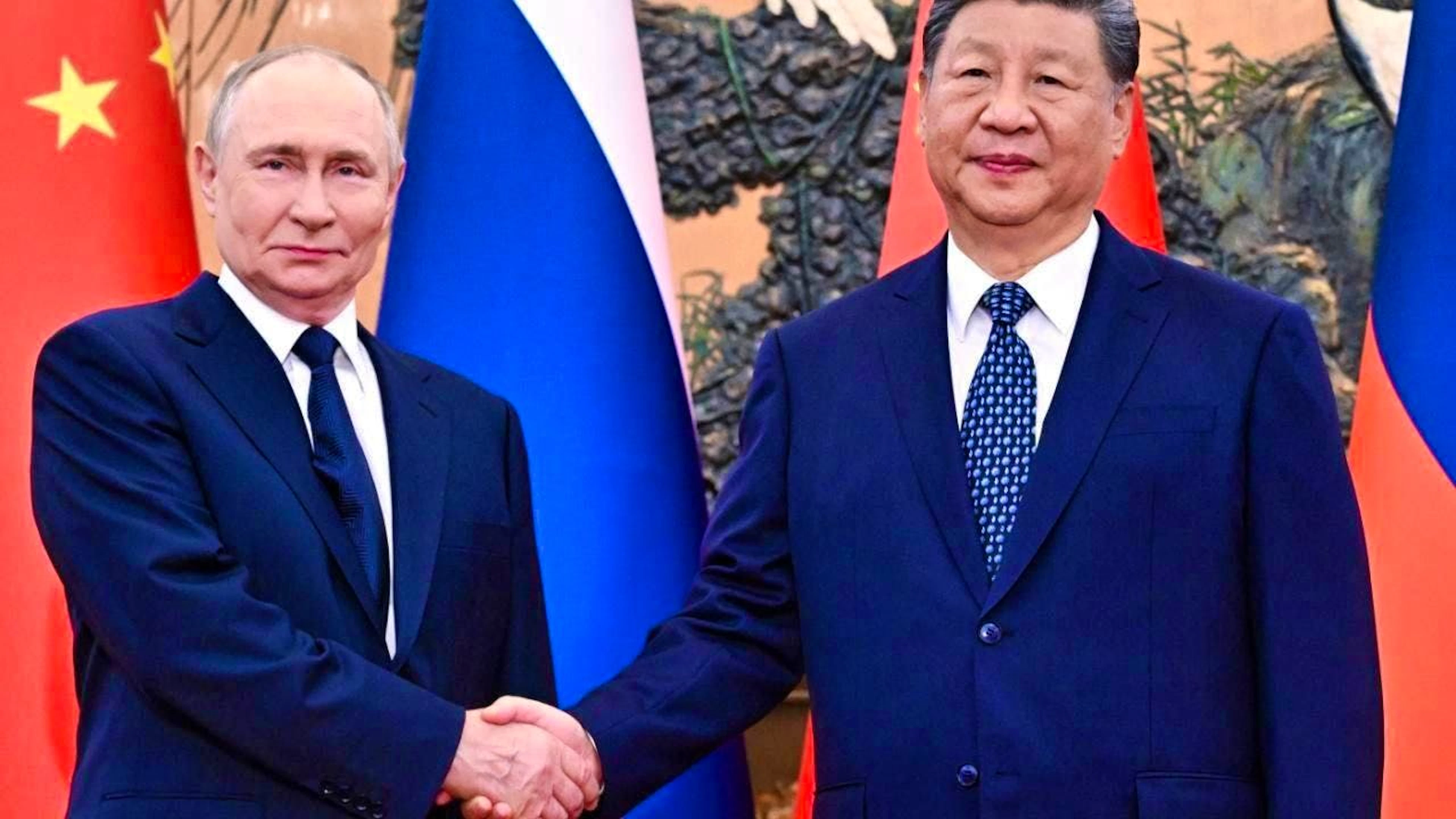 Russian President Vladimir Putin (l) and Chinese President Xi Jinping shake hands before their meeting in the Great Hall of the People. Photo: Sergei Bobylev/Pool Sputnik Kremlin/AP/dpa - ATTENTION: For editorial use only and only with full attribution of the above credit