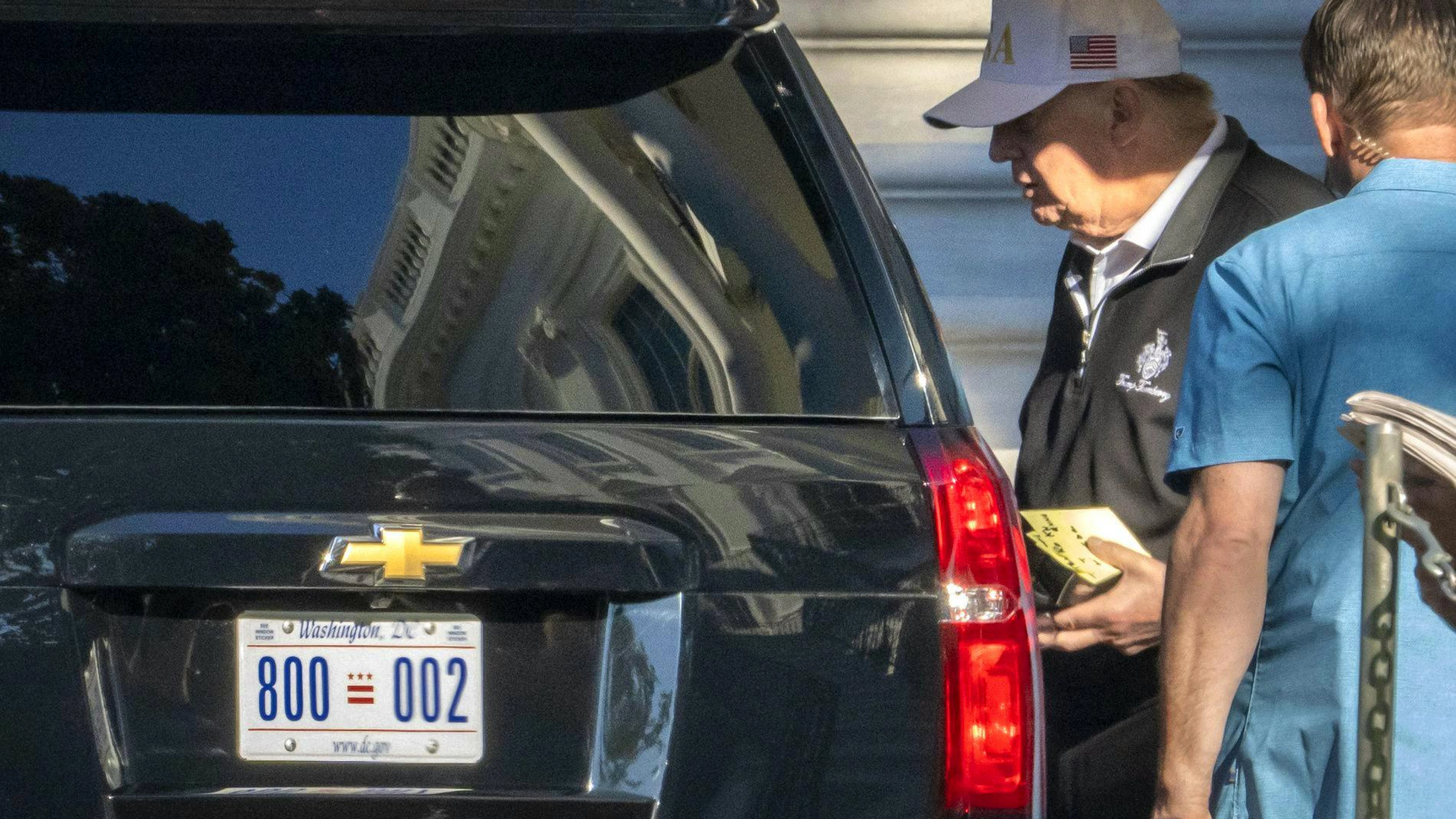 Donald Trump fuori dalla Casa Bianca mentre si appresta a salire sulla vettura presidenziale (foto del 1. settembre)