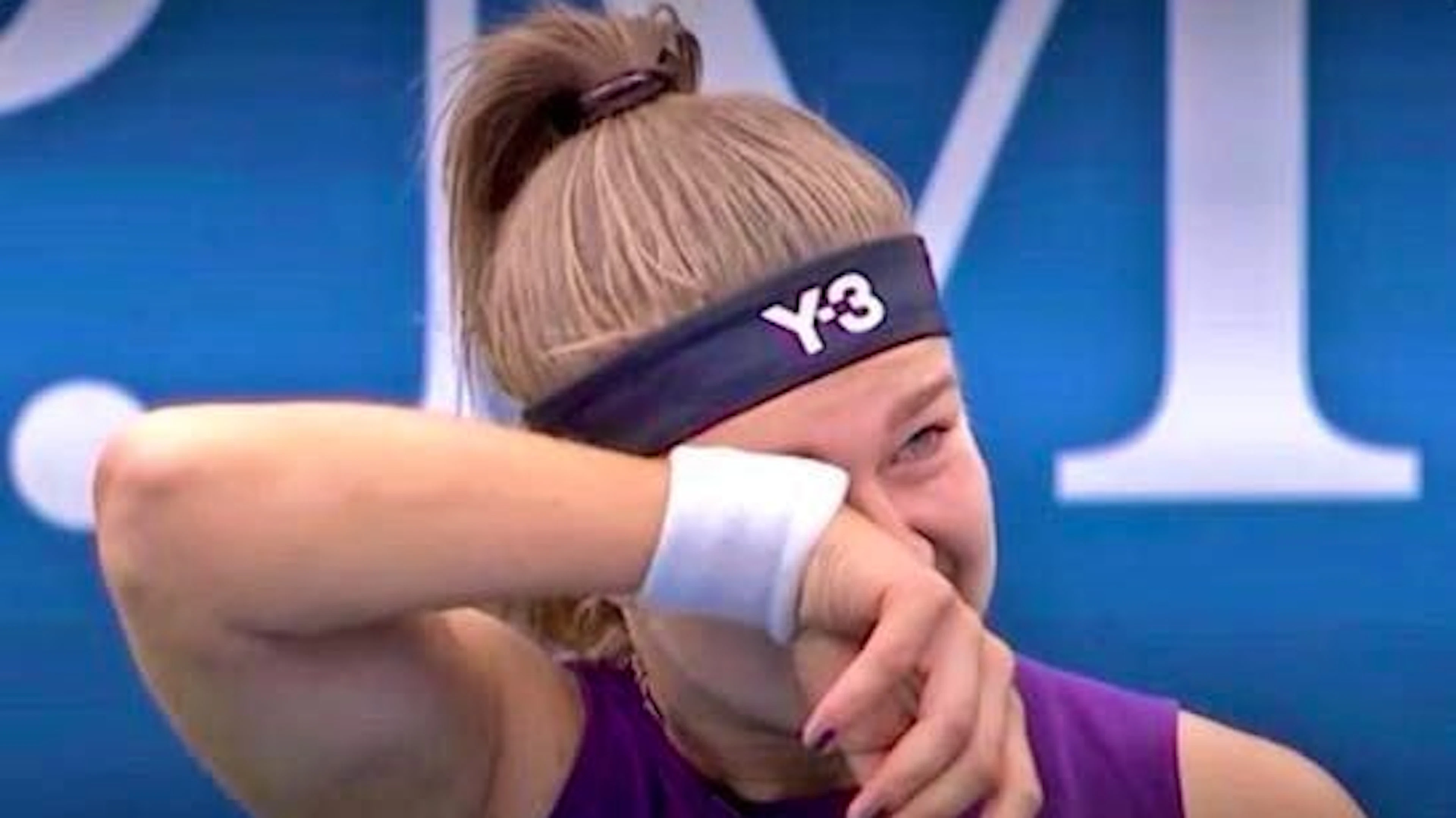 Karolina Muchova ha dovuto trattenere le lacrime durante il suo match di secondo turno dopo aver scoperto il suo ex fidanzato sugli spalti.