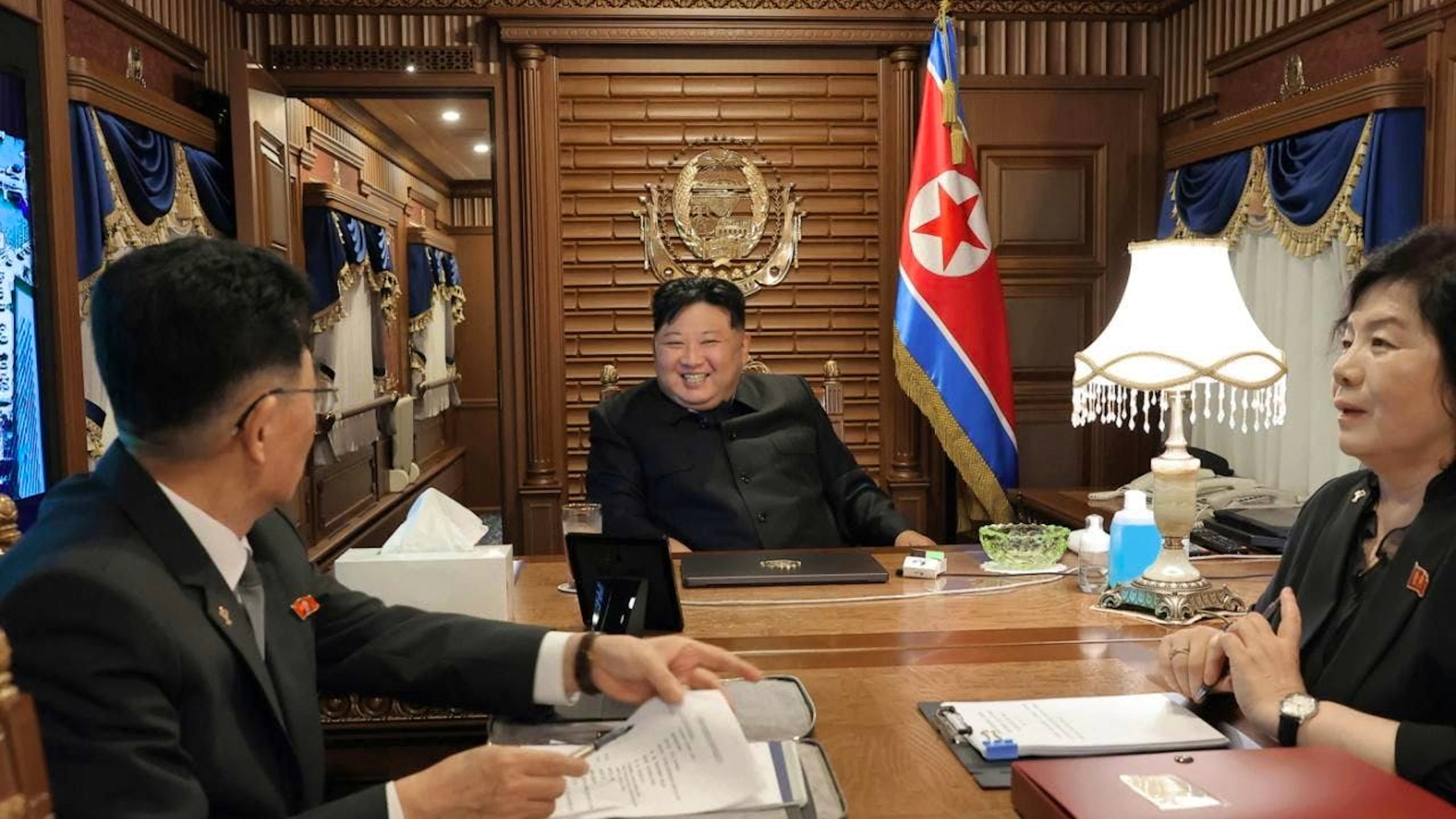 Kim Jong-un si trova a bordo del suo treno superblindato assieme alla ministra degli esteri Choe Son-hui e al direttore del Dipartimento internazionale Kim Song-nam.