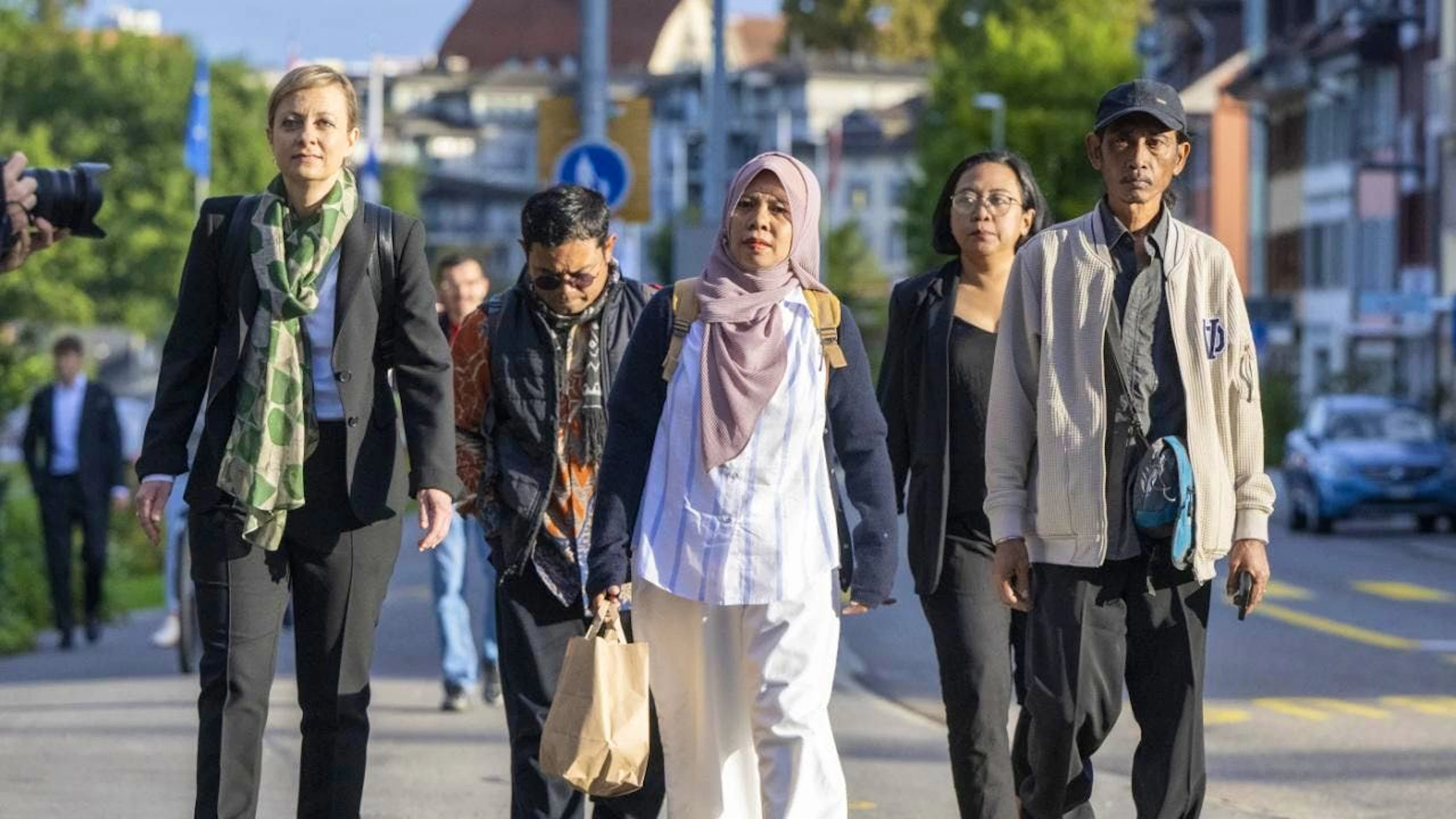 Selon l'avocate (à gauche) des quatre plaignants (à droite), le traitement de la plainte de ses clients par la Cour civile zougoise de première instance ne constituerait qu'une "simple routine".