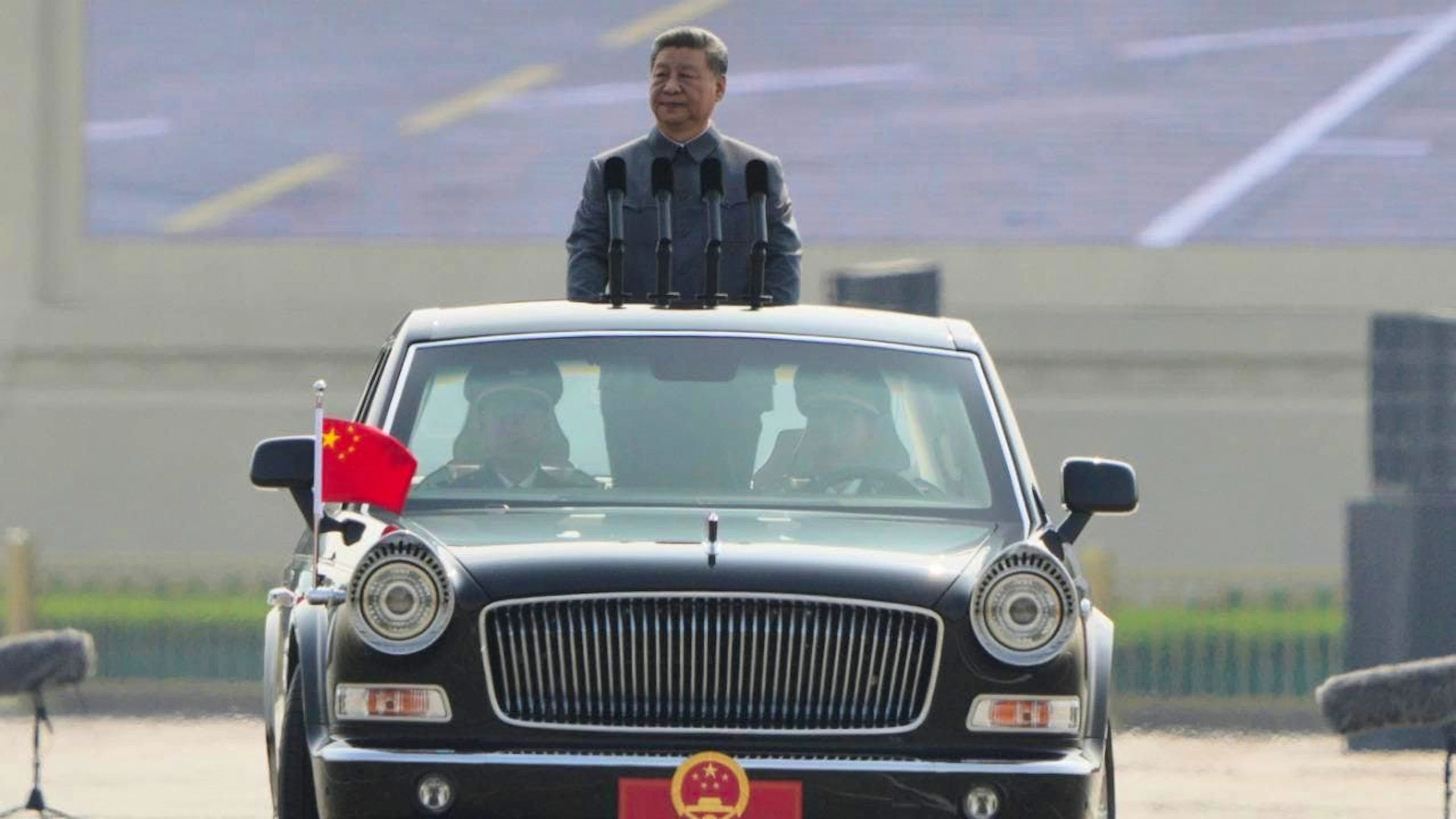 Xi Jinping ispeziona le truppe alla parata militare su Piazza Tienanmen.