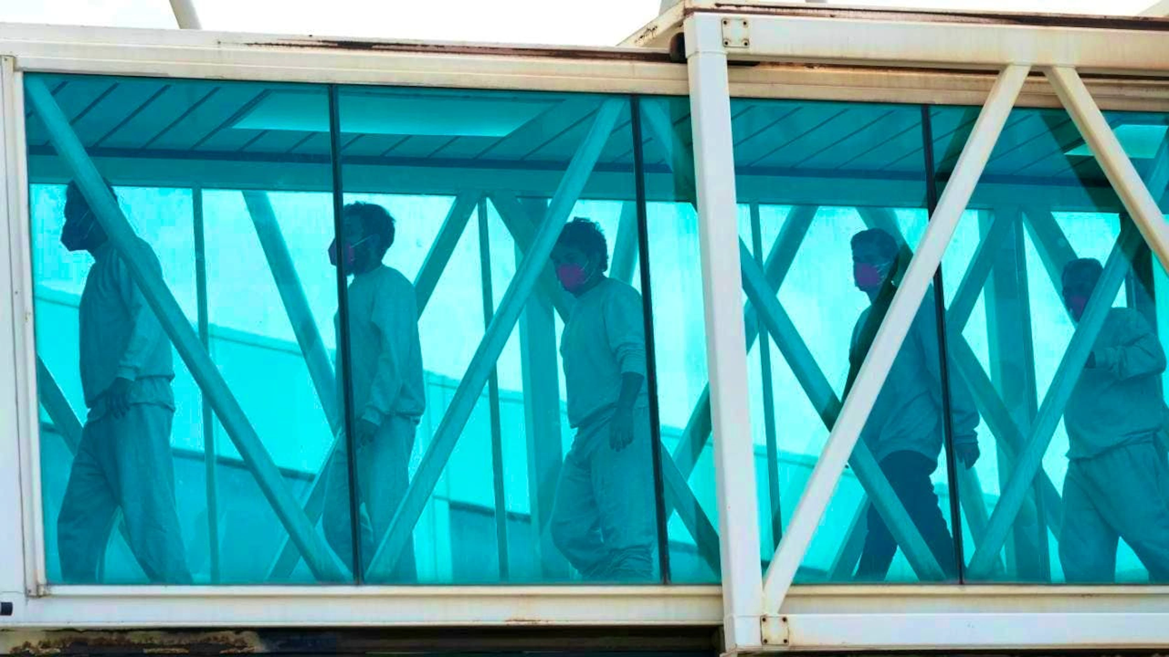 ARCHIVE - Venezuelan migrants get off an airplane (archive photo). Photo: Ariana Cubillos/AP/dpa