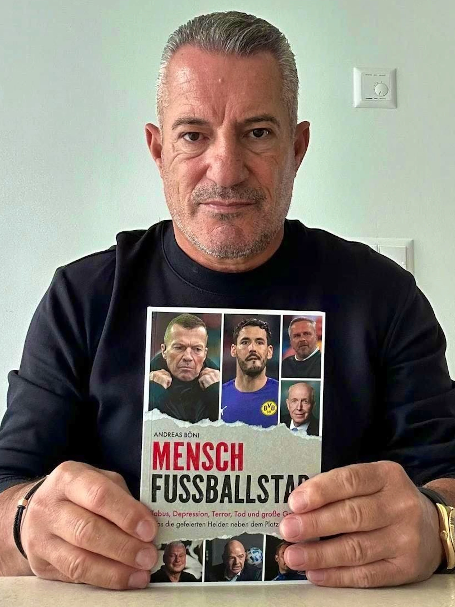 Ragip Xhaka with the book "Mensch Fussballstar".