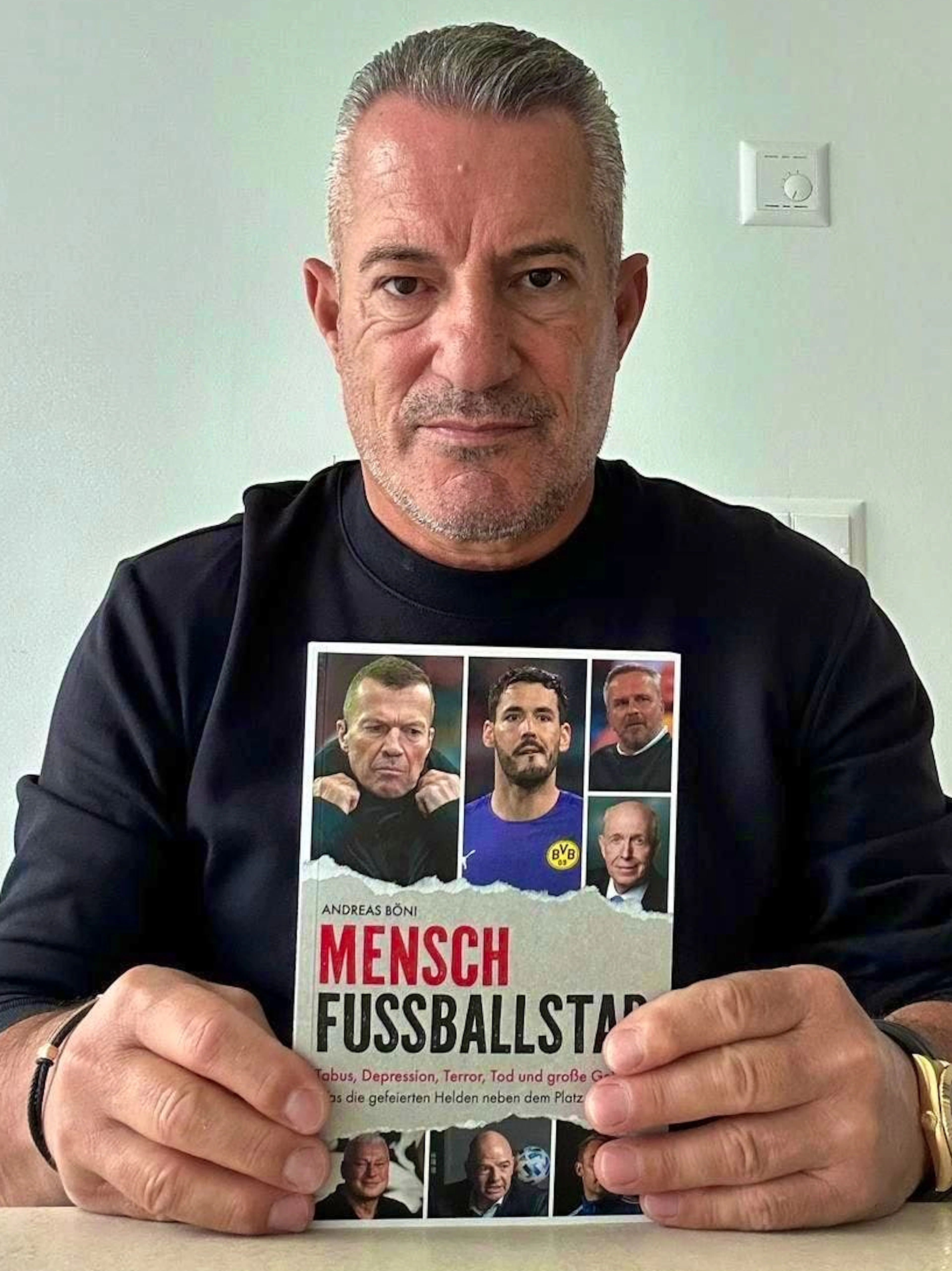 Ragip Xhaka con il libro "Mensch Fussballstar".