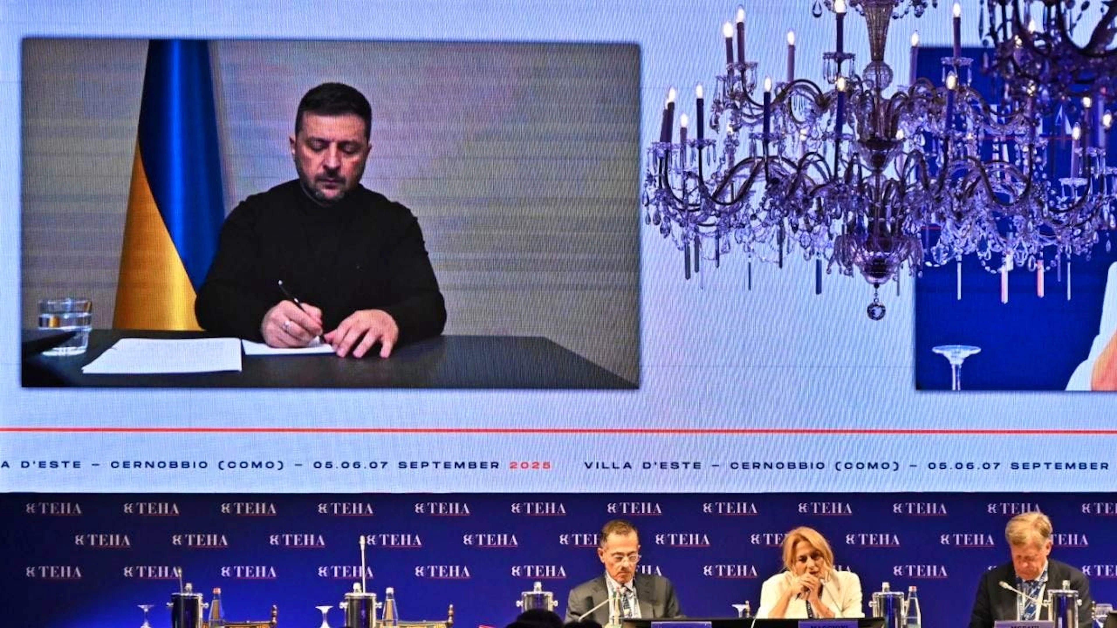 Il presidente ucraino Volodymyr Zelensky in videocollegamento con il Forum economico di Cernobbio, in provincia di Como