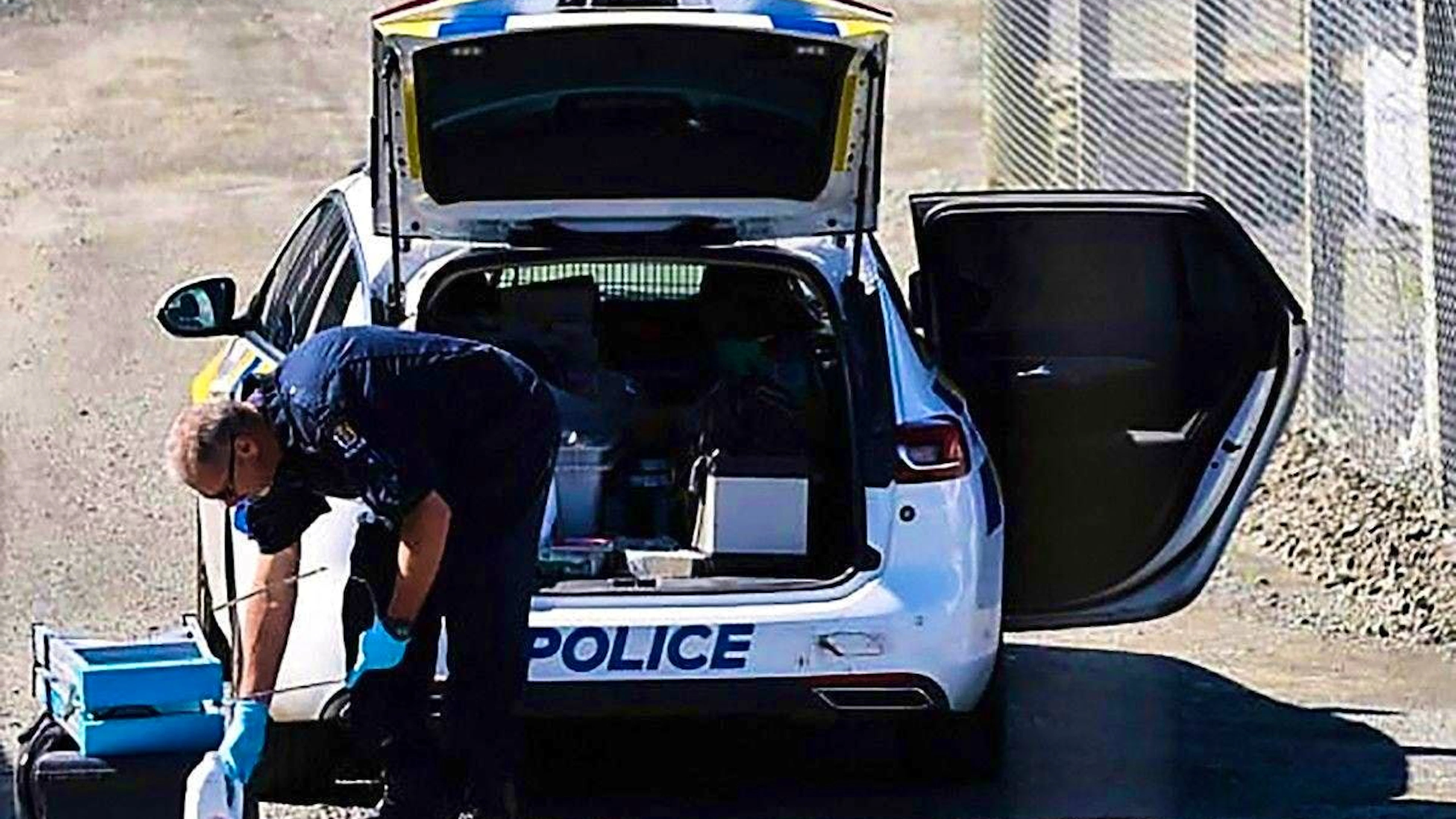 Un poliziotto sulla scena del crimine. Dopo più di quattro anni, la fuga di Tom Phillips giunge al termine.