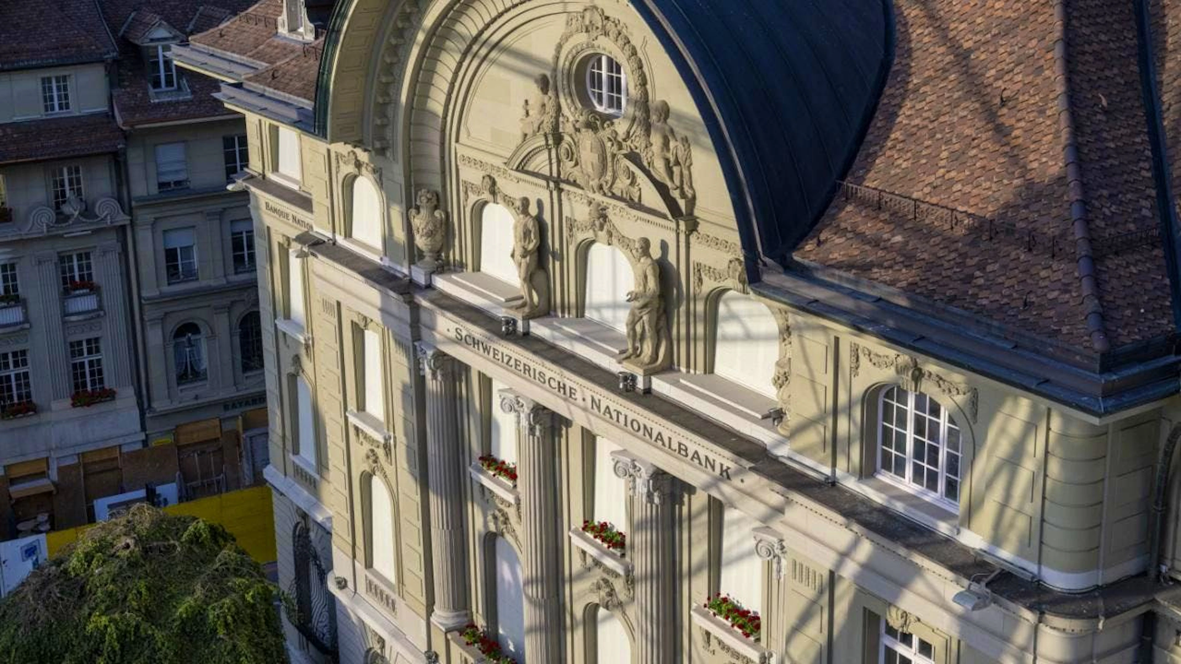 Les économistes d'UBS anticipent cependant une nouvelle appréciation du franc face au dollar, la Réserve fédérale américaine (Fed) étant susceptible d'abaisser son taux directeur au cours de l'année à venir. Un renforcement du franc exercerait une pression supplémentaire sur la BNS, selon eux.
