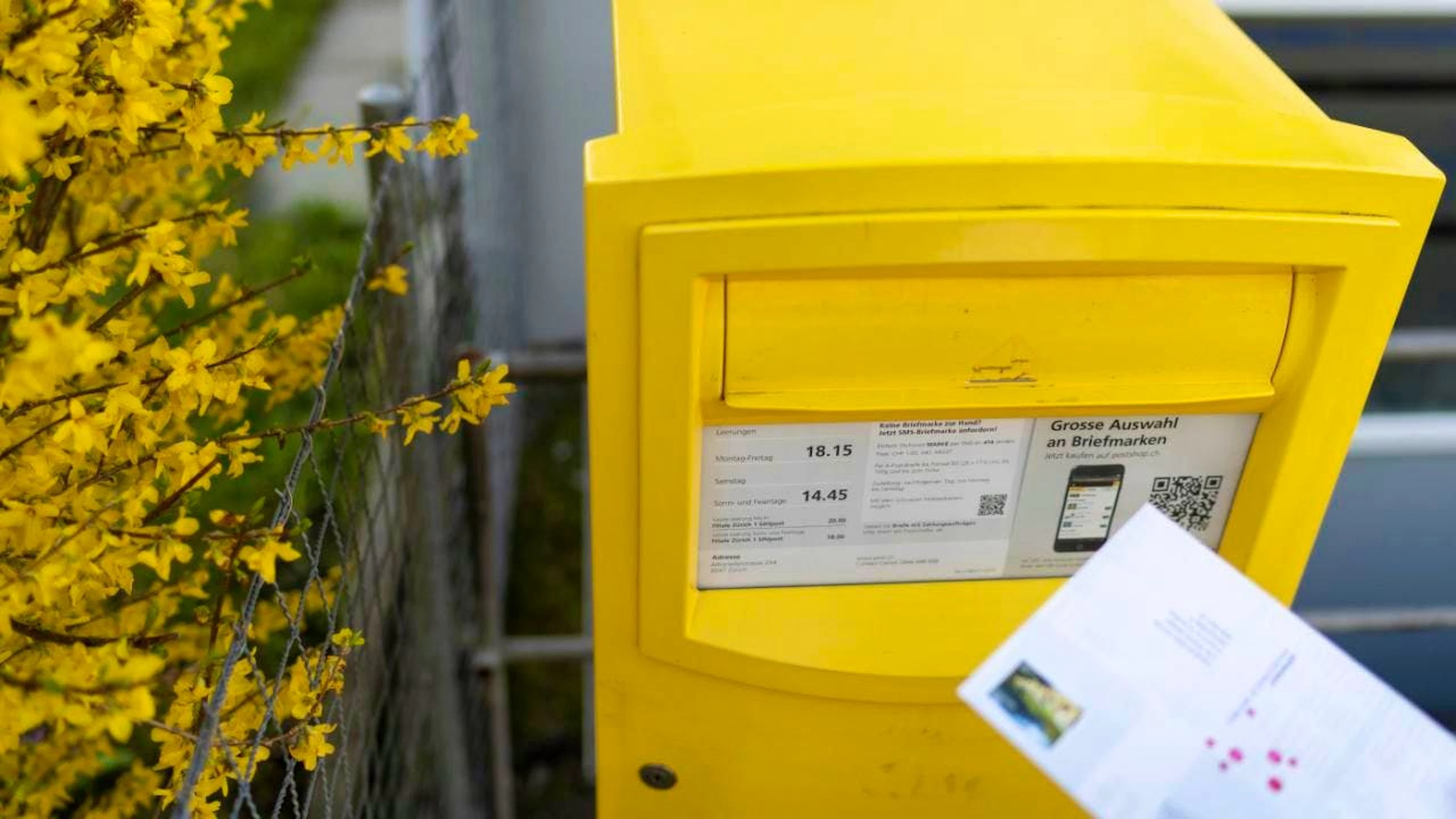 La mozione chiede inoltre che gli attuali requisiti di qualità sui tempi di consegna di lettere, pacchi e quotidiani in abbonamento non vengano abbassati, ma rimangano almeno al livello attuale (ovvero 97% per le lettere, 95% per i pacchi e i quotidiani). Il Governo propone di passare al 90%.