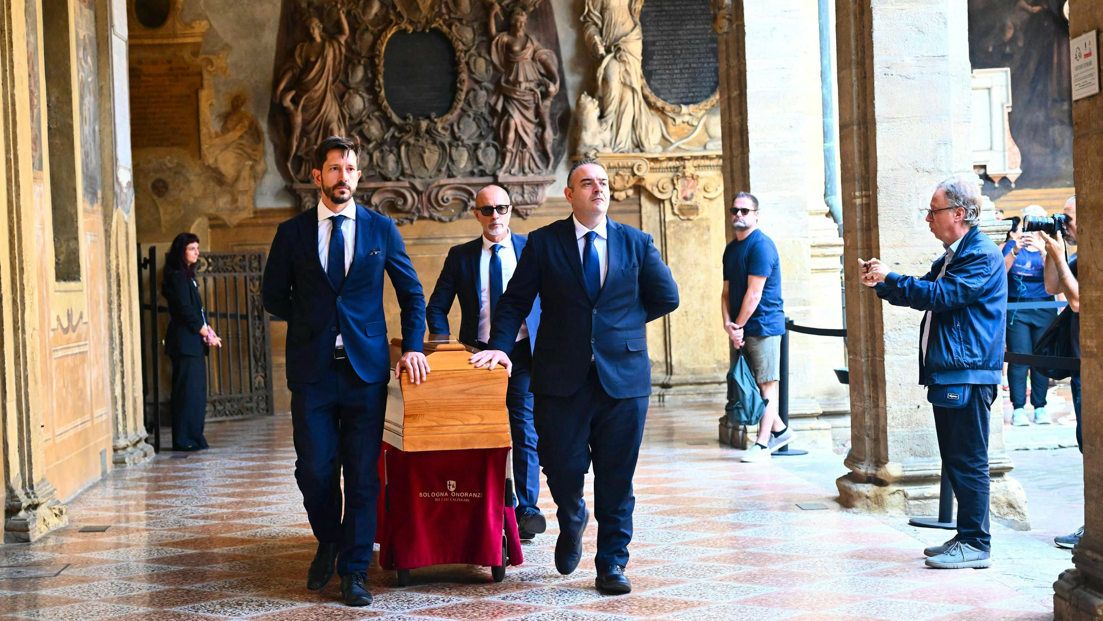 Bologna, l'ultimo saluto a Stefano Benni.
