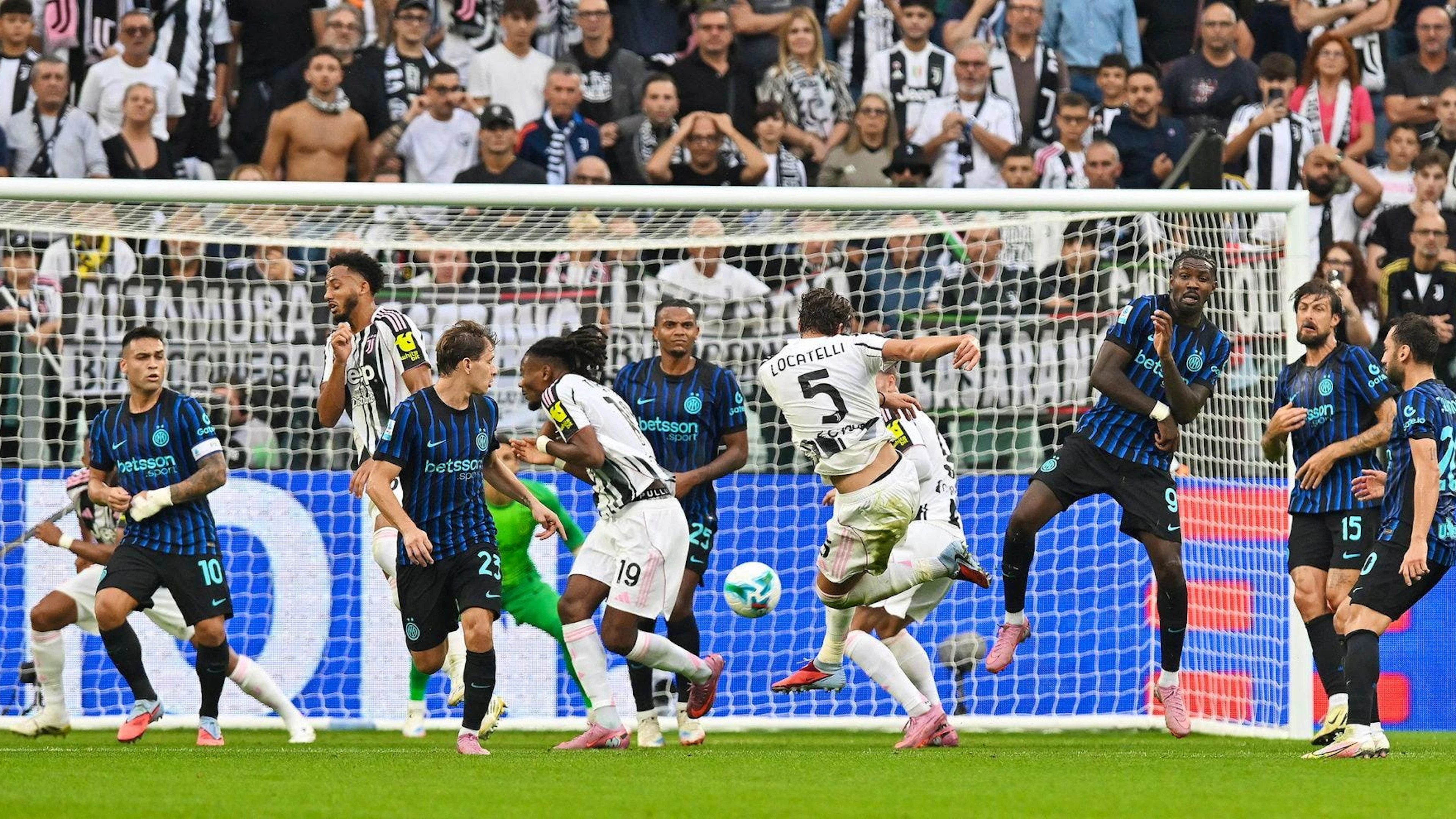 Manuel Locatelli al tiro nel derby d'Italia.