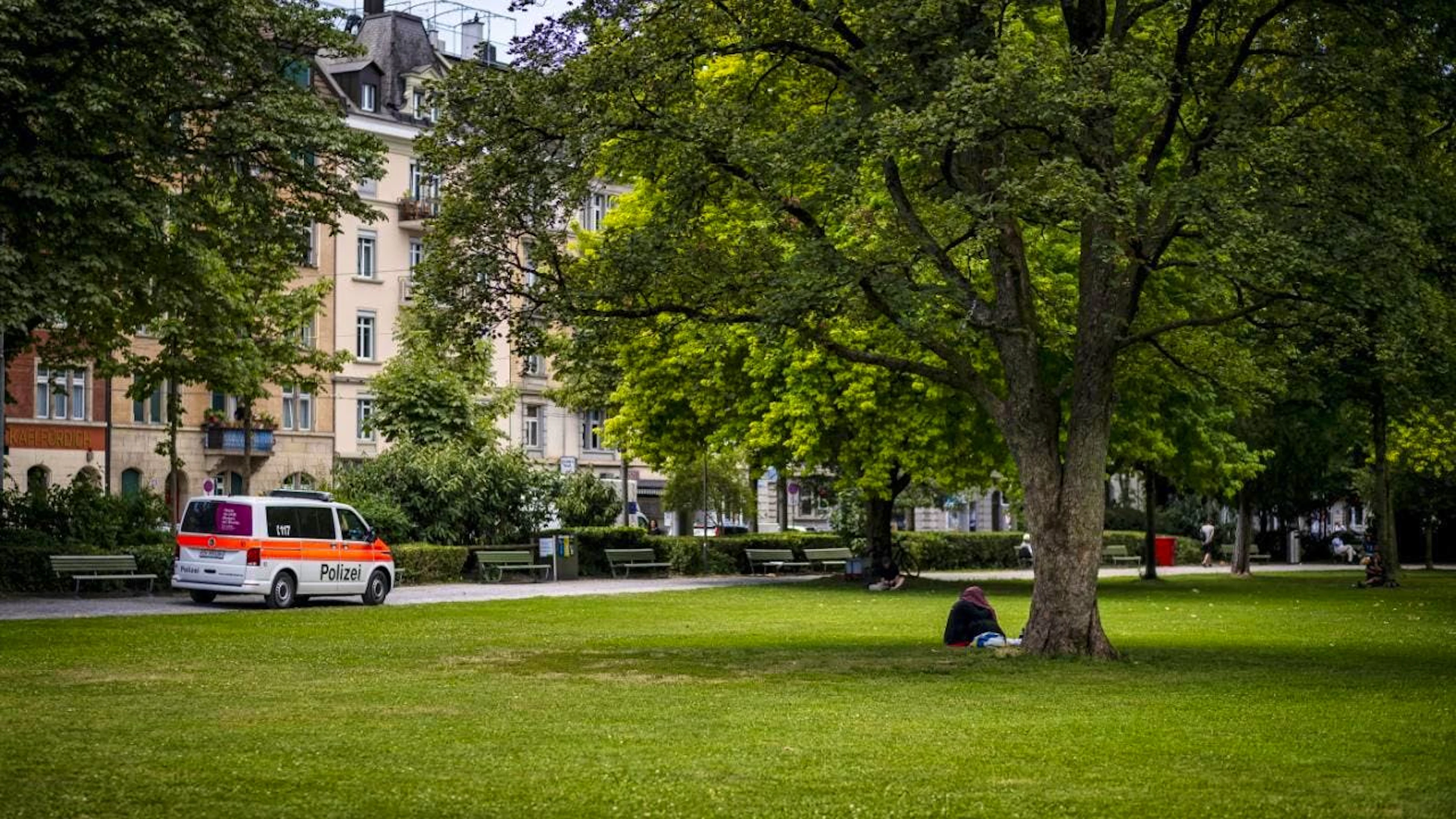 Die Stadt Zürich verstärkt Massnahmen gegen den Drogenkonsum im öffentlichen Raum - unter anderem mit verstärkter Polizeipräsenz und einem neuen Angebot für auswärtige Konsumierende. (Archivbild)