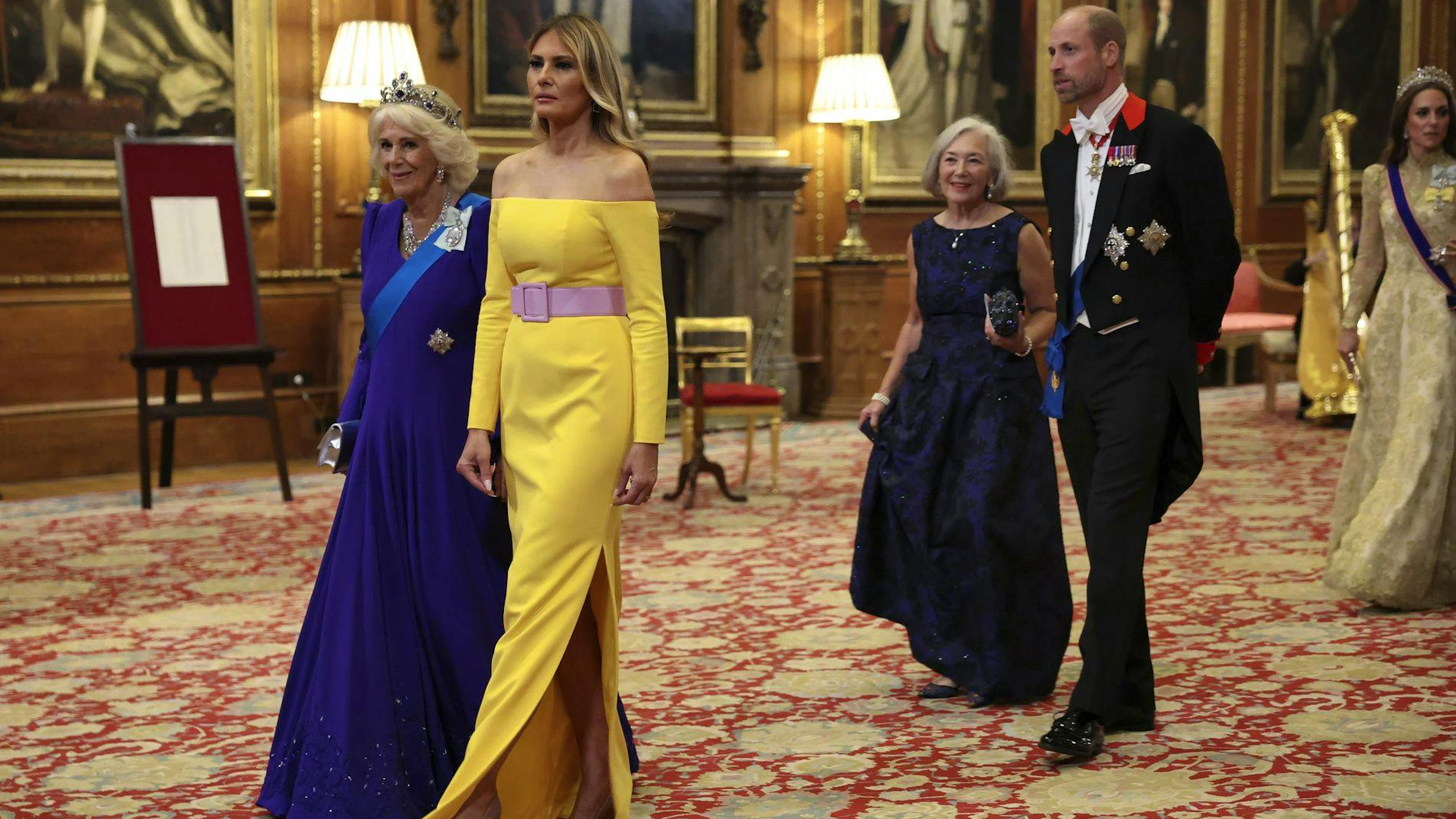 La Première dame Melania Trump, à droite, et la reine Camilla d'Angleterre, à gauche, arrivent au banquet officiel au château de Windsor, à Windsor, en Angleterre, le mercredi 17 septembre 2025. (Anna Moneymaker/Pool Photo via AP)