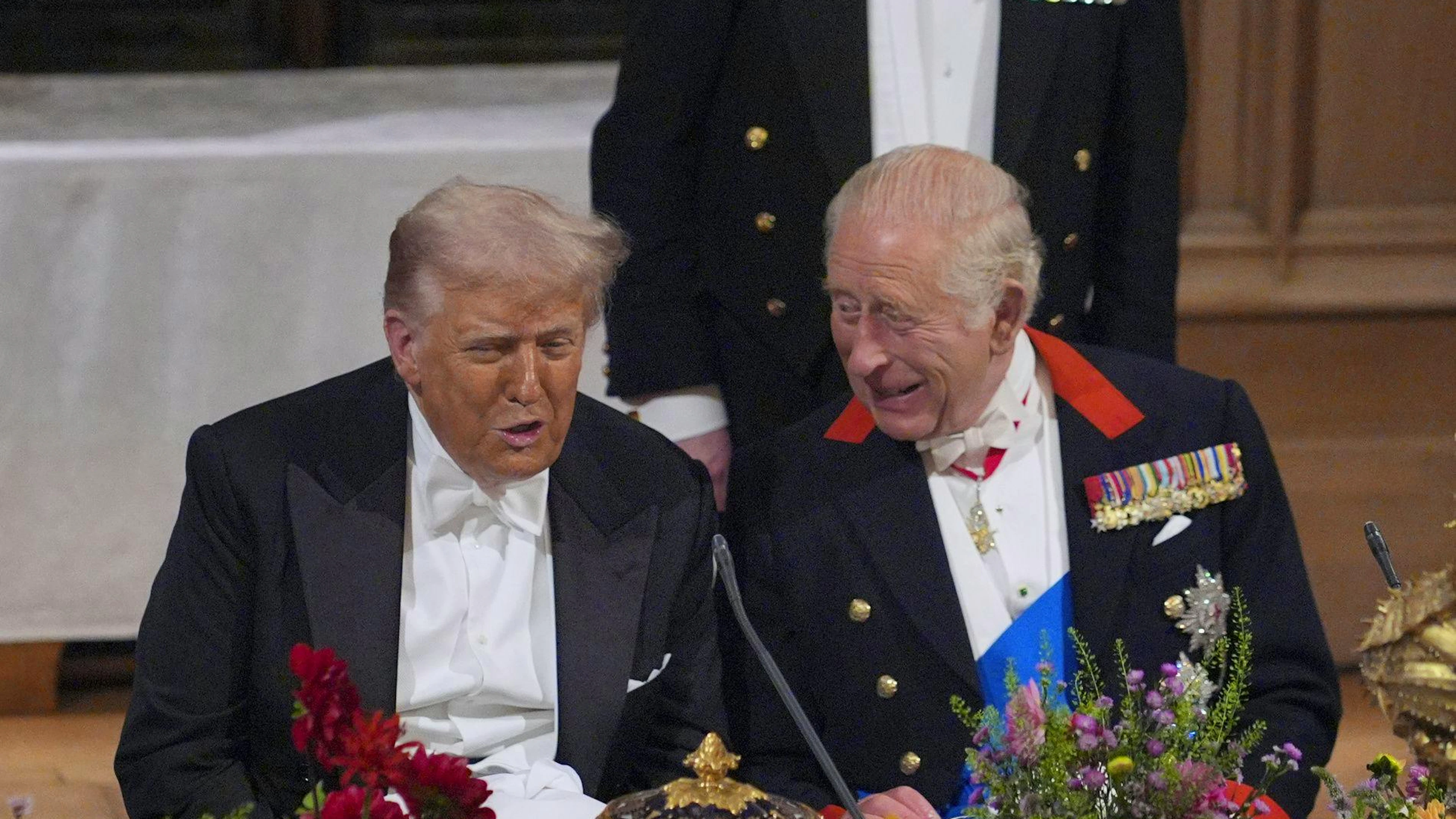 Le président américain Donald Trump, à gauche, et le roi Charles de Grande-Bretagne s'entretiennent lors du banquet officiel organisé au château de Windsor, en Angleterre, lors de la première journée de la deuxième visite officielle du président américain Donald Trump et de la première dame Melania Trump au Royaume-Uni, le mercredi 17 septembre 2025. (Yui Mok/PA via AP, Pool Photo via AP)