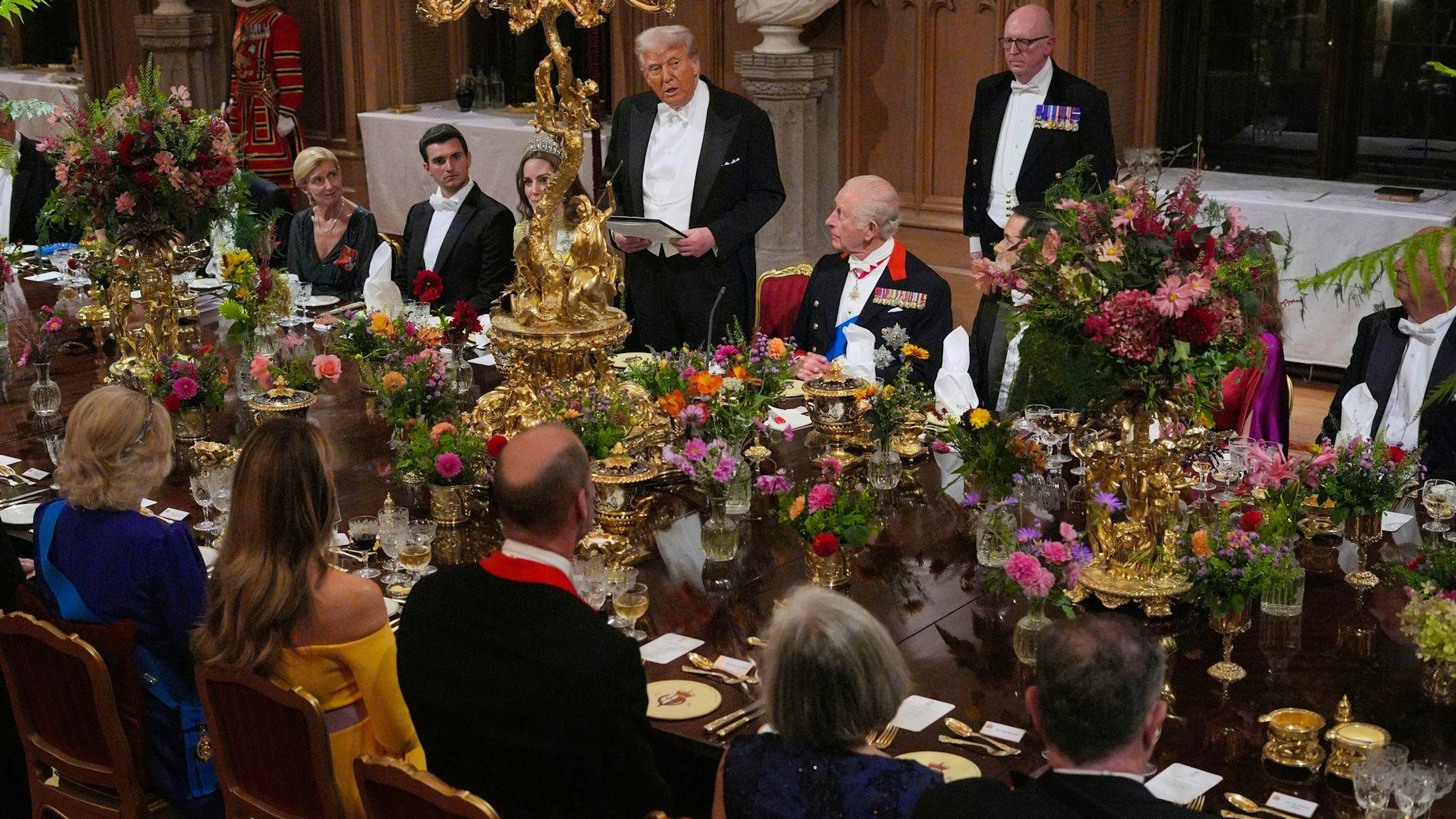 Le président américain Donald Trump prononce son discours sous le regard du roi Charles III et de Kate, princesse de Galles, lors du banquet officiel organisé au château de Windsor, en Angleterre, le premier jour de la deuxième visite officielle du président américain Donald Trump et de la première dame Melania Trump au Royaume-Uni, le mercredi 17 septembre 2025. (Yui Mok/PA via AP, Pool Photo via AP)