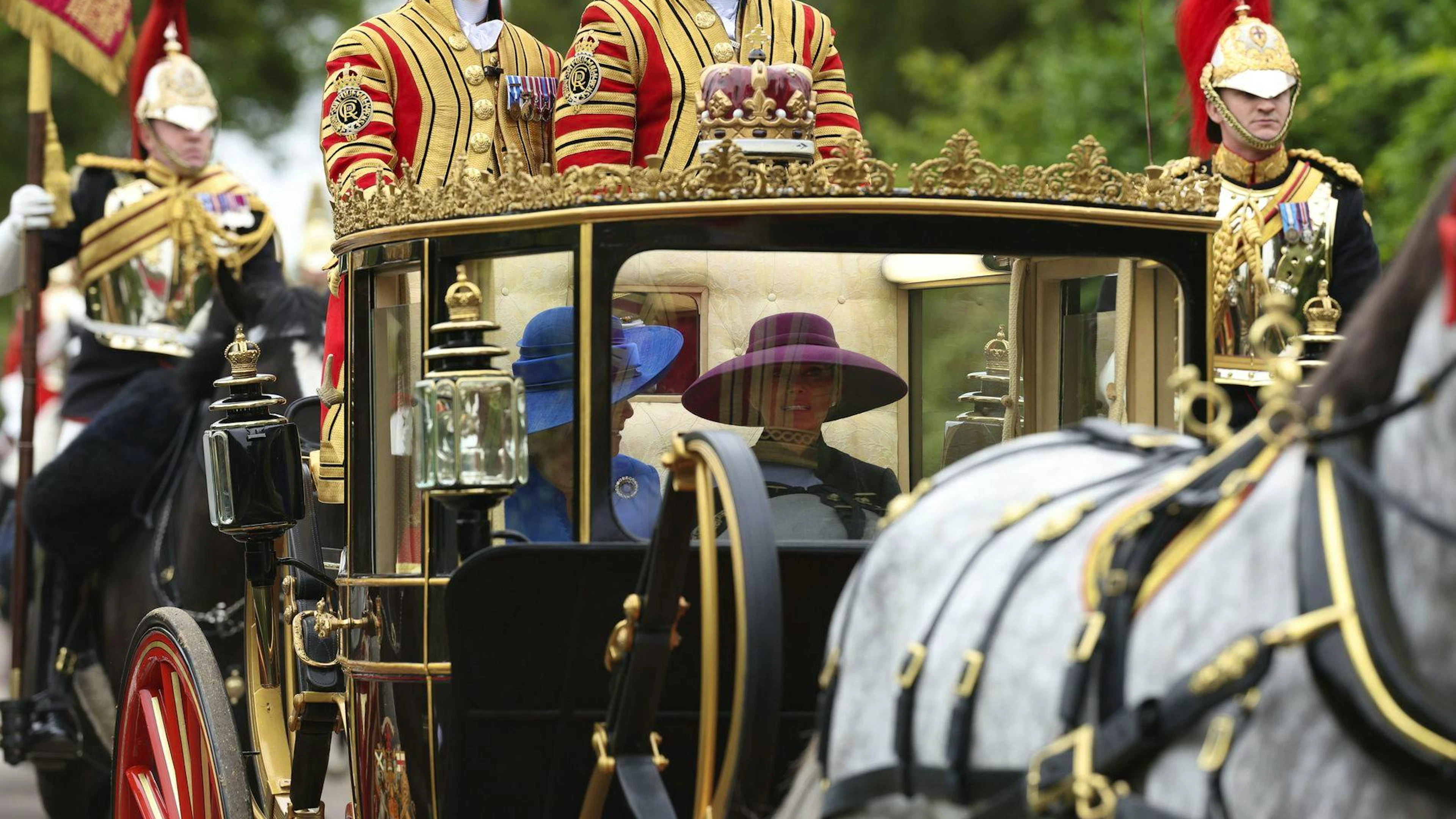 La reine Camilla d'Angleterre et la première dame Melania Trump voyagent dans la calèche d'État écossaise lors d'un cortège tiré par des chevaux en direction du château de Windsor, à Windsor, en Angleterre, le mercredi 17 septembre 2025. (Adrian Dennis/Pool Photo via AP)