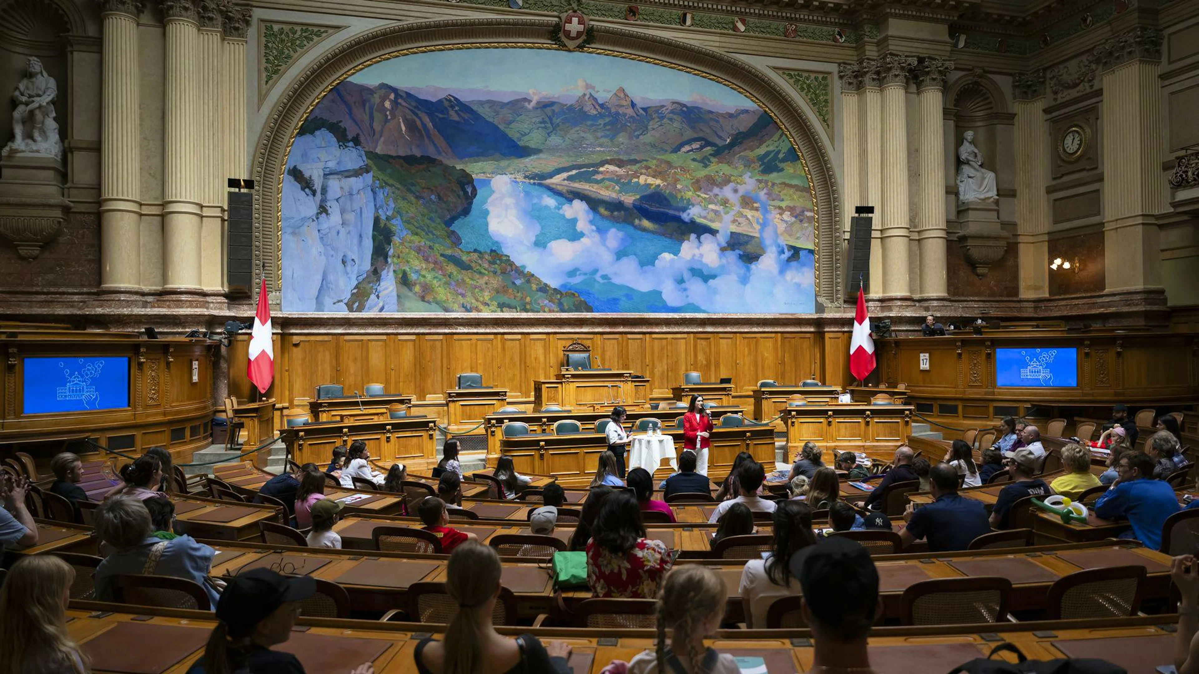 Im Bundeshaus treffen sich National- und Ständeratsmitglieder im Juni zur Sommersession. (KEYSTONE/Anthony Anex)