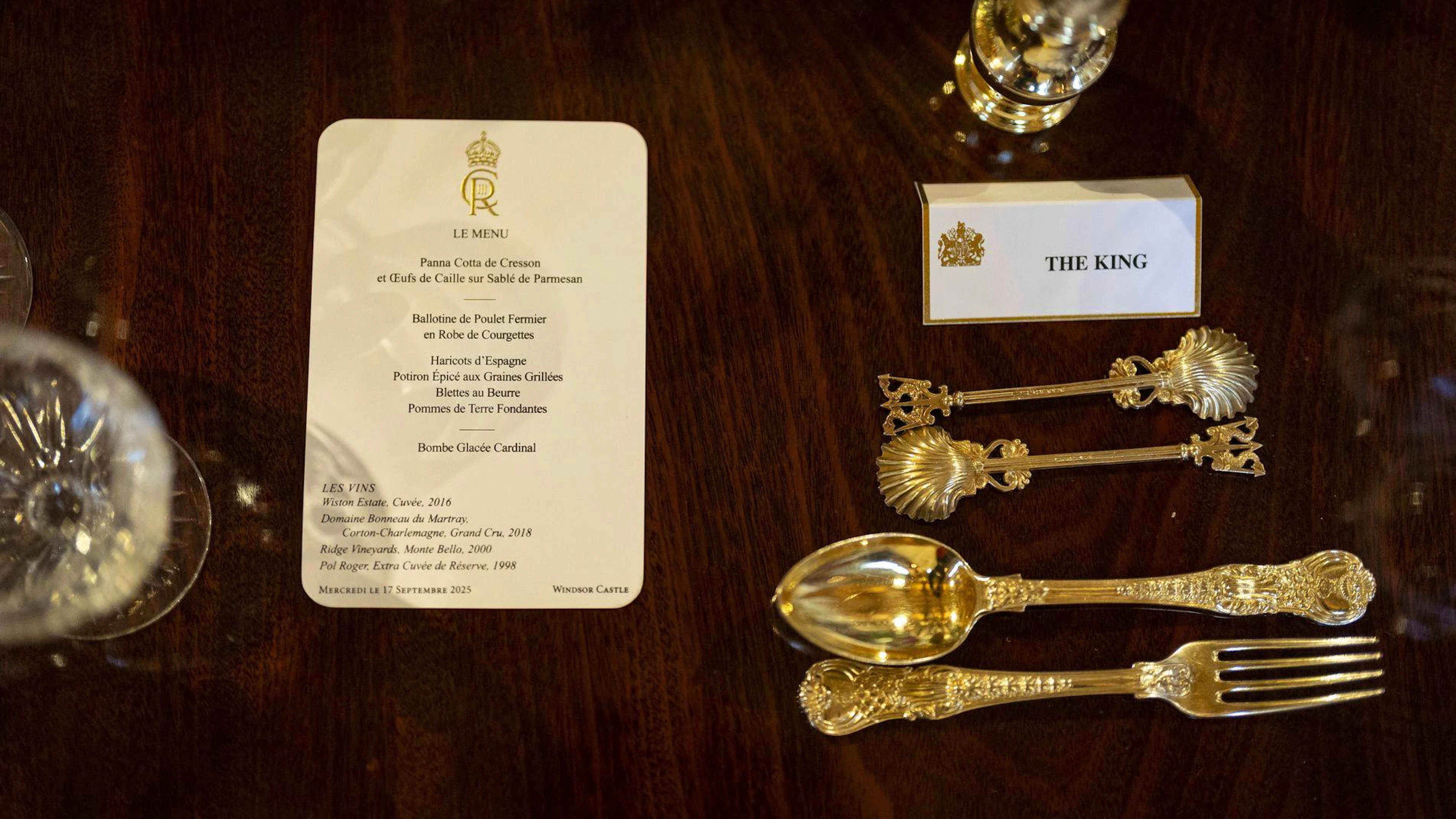 Disposition des couverts à la table du banquet dans la salle Saint-Georges du château de Windsor, avant le banquet officiel organisé en l'honneur du président américain Donald Trump et de son épouse, la première dame Melania Trump, lors du premier jour de leur deuxième visite officielle au Royaume-Uni, à Windsor, en Angleterre, le mercredi 17 septembre 2025. (Aaron Chown/PA via AP, Pool)