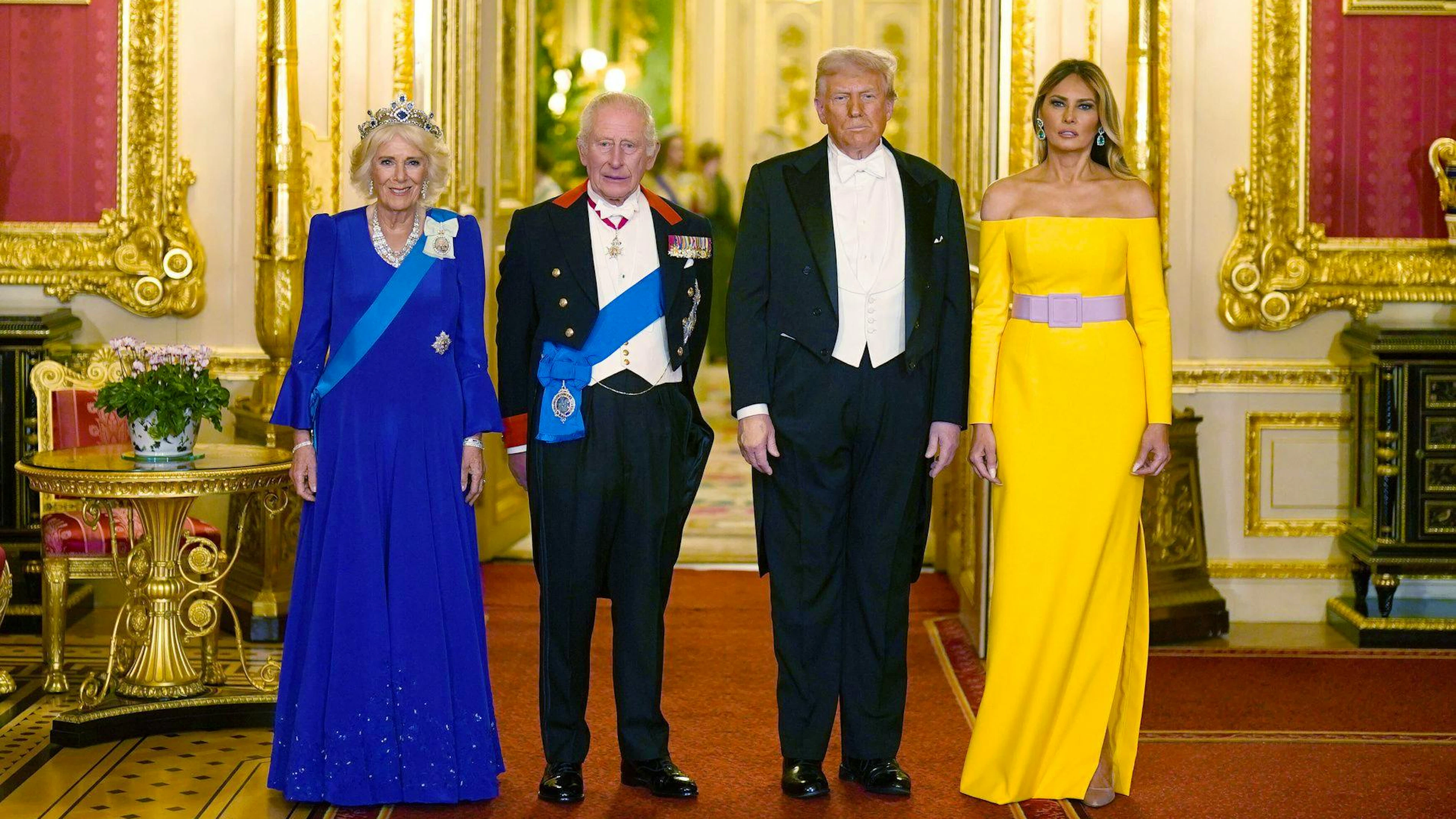 Le roi Charles III de Grande-Bretagne, au centre gauche, et le président américain Donald Trump, au centre droit, posent avec la reine Camilla et la première dame Melania Trump, à droite, lors du banquet officiel au château de Windsor, en Angleterre, le premier jour de la deuxième visite officielle du président au Royaume-Uni, le mercredi 17 septembre 2025. (Aaron Chown/PA via AP, Pool)