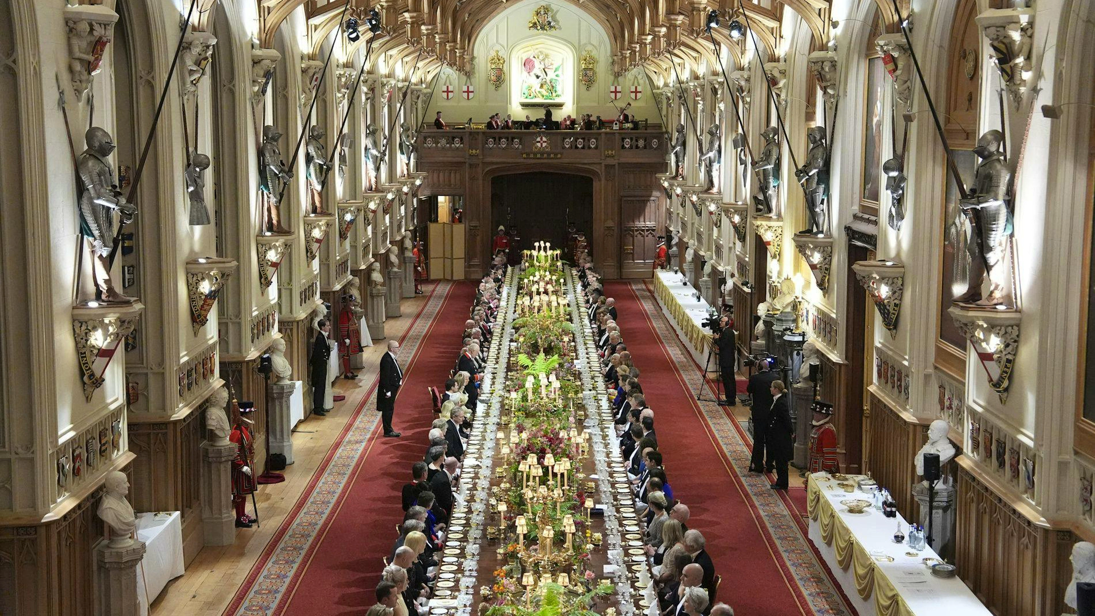 Des invités assistent à un banquet officiel lors d'une visite d'État du président Donald Trump au château de Windsor, à Windsor, en Angleterre, le mercredi 17 septembre 2025. (AP Photo/Evan Vucci, Pool)