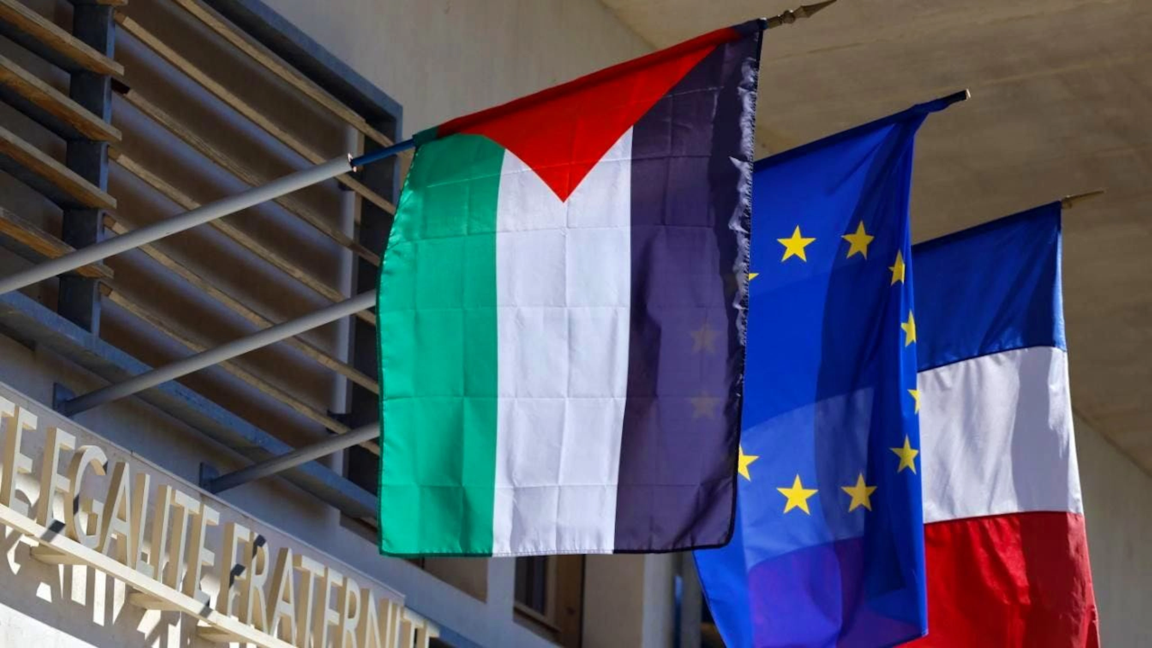 Vari comuni francesi hanno issato la bandiera palestinese. Altri prevedono di fare altrettanto in serata, quando il presidente Emmanuel Macron annuncerà la storica decisione di riconoscere lo Stato di Palestina dinanzi all'Assemblea generale dell'ONU.