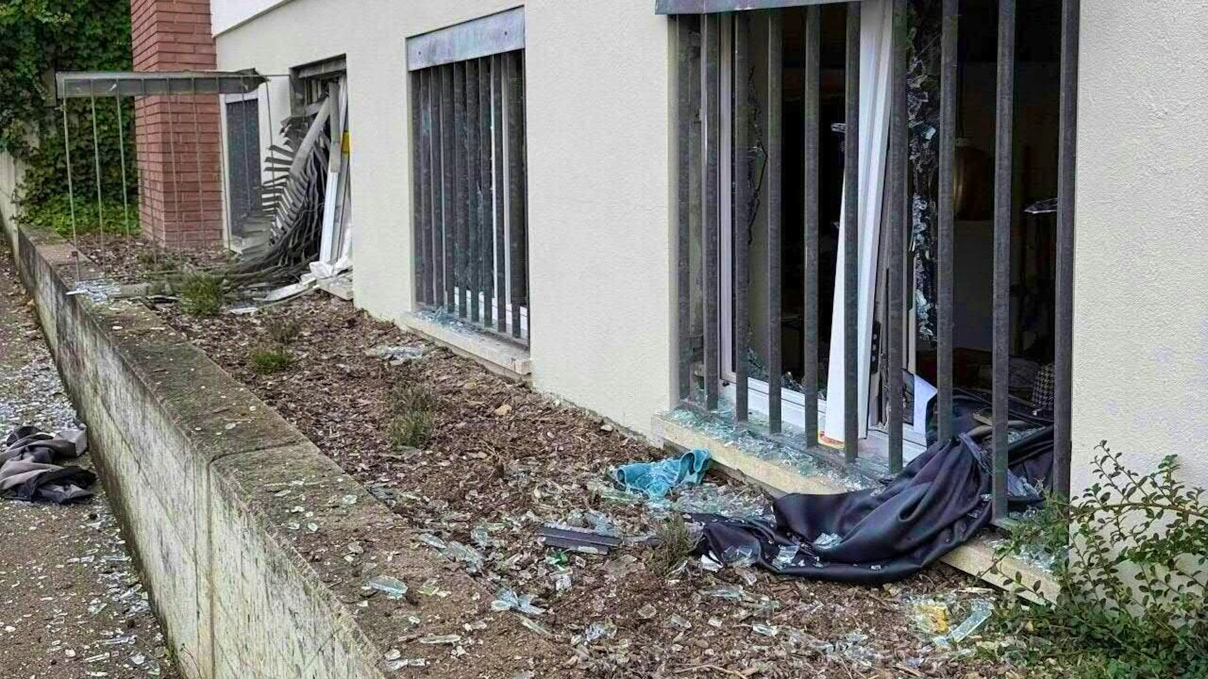 A burst air mattress in an apartment building in Aarau caused extensive property damage.