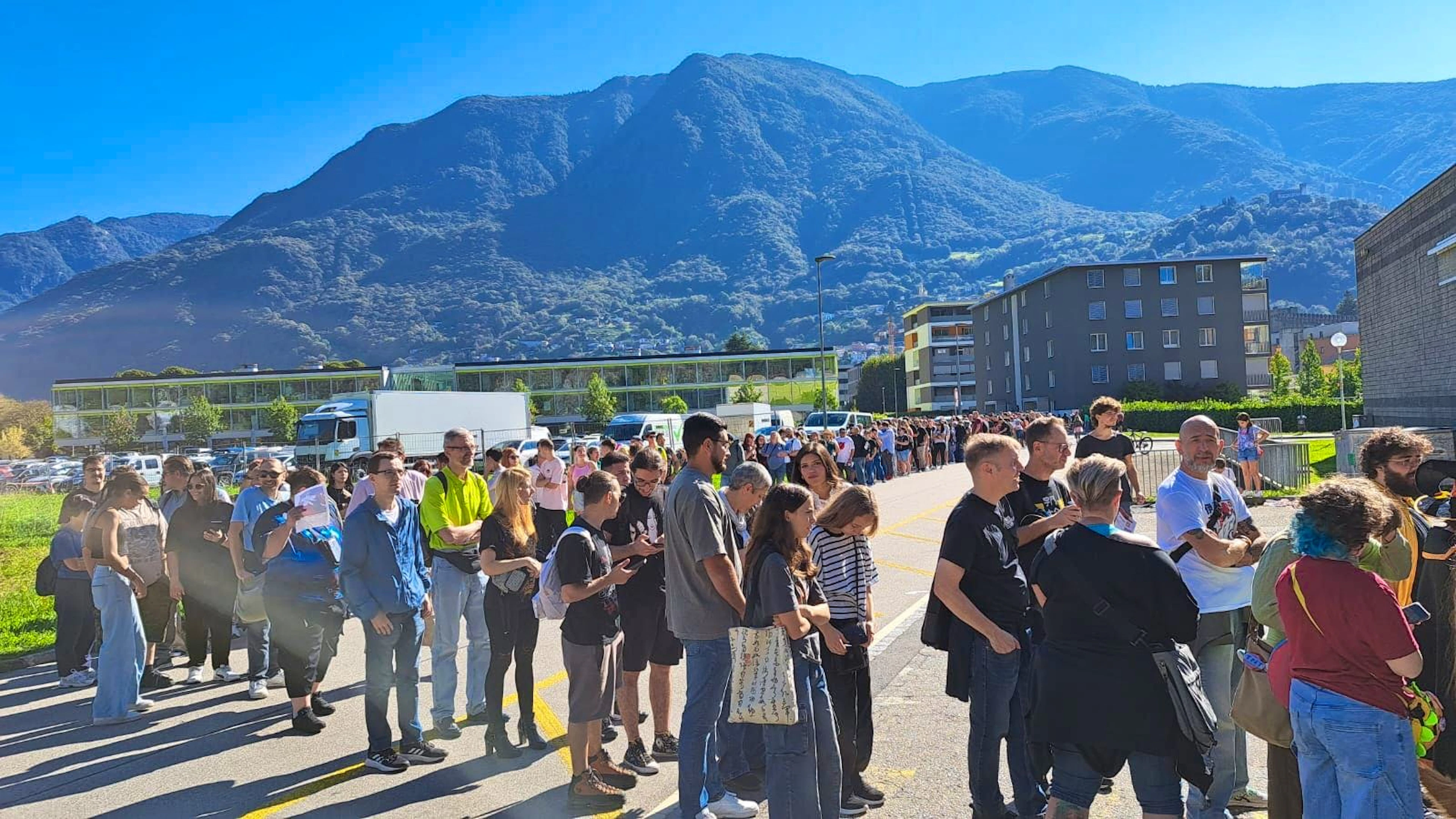 La coda fuori dall'Espocentro di Bellinzona in attesa di entrare al Japan Matsuri.