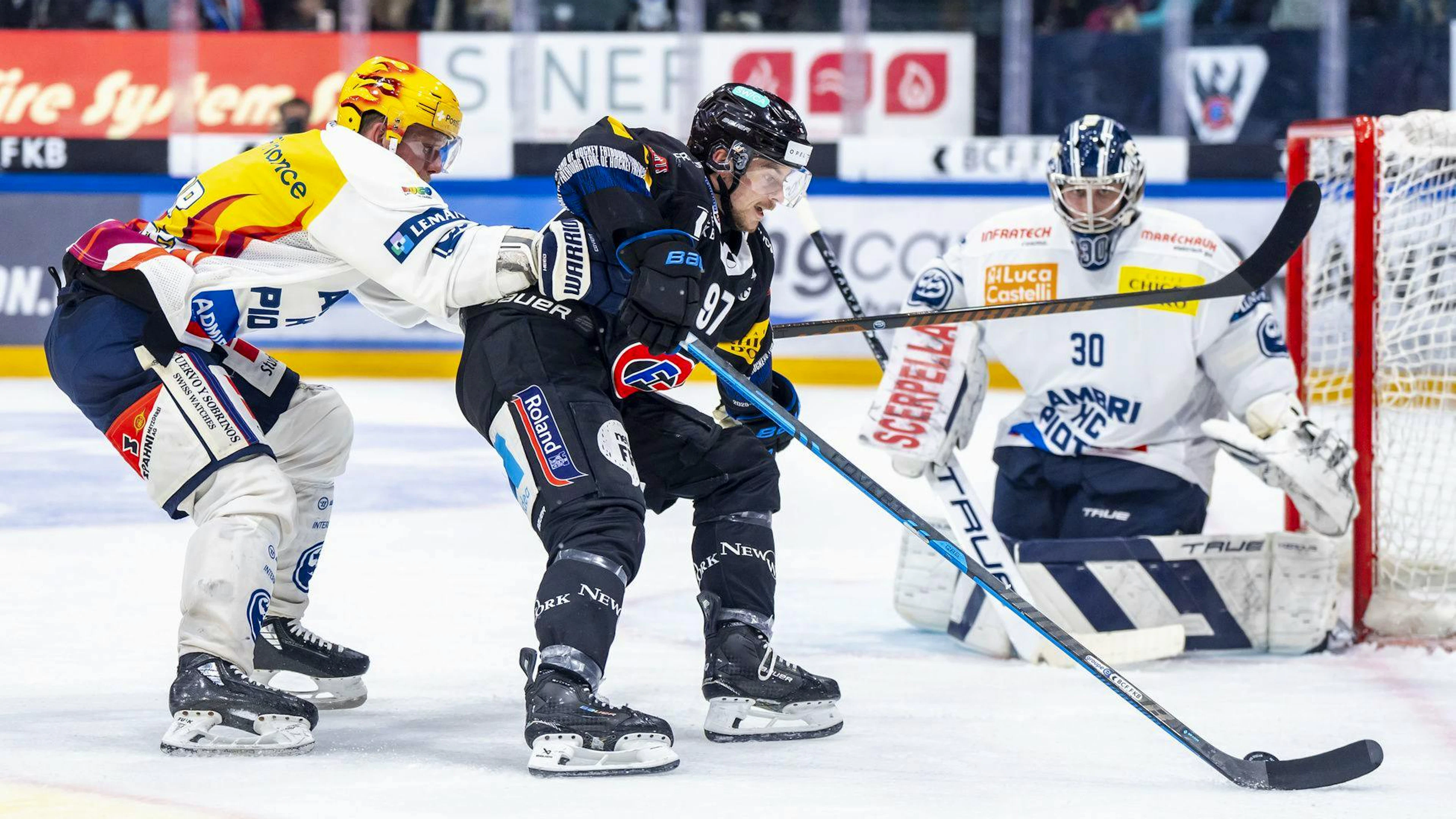 Il Top Scorer Tim Heed (HCAP) lotte per il puck contro Nathan Marchon (HCFG).