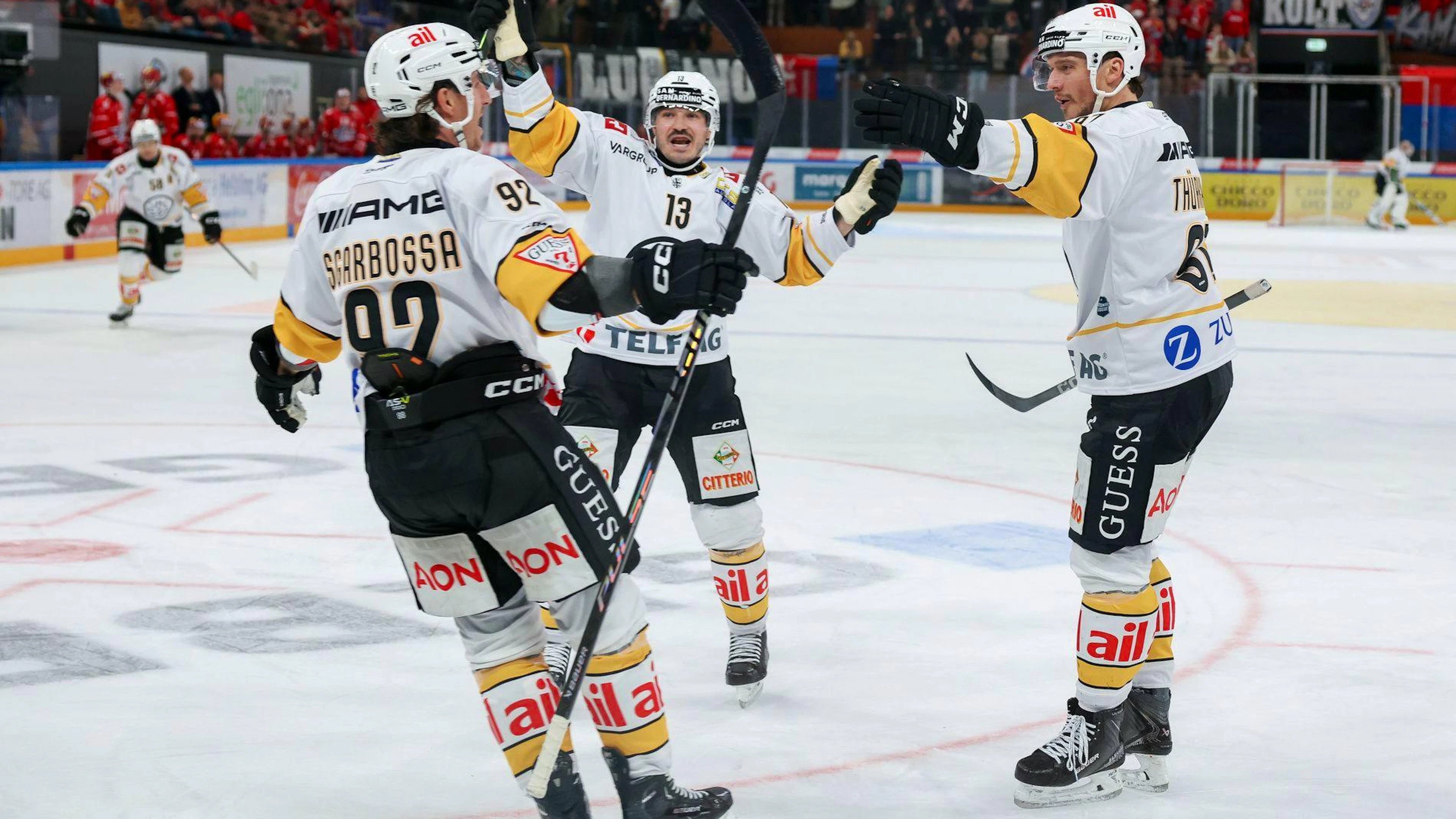 Il Lugano festeggia dopo il 2 a 1 di Calvin Thuerkauf (HCL).